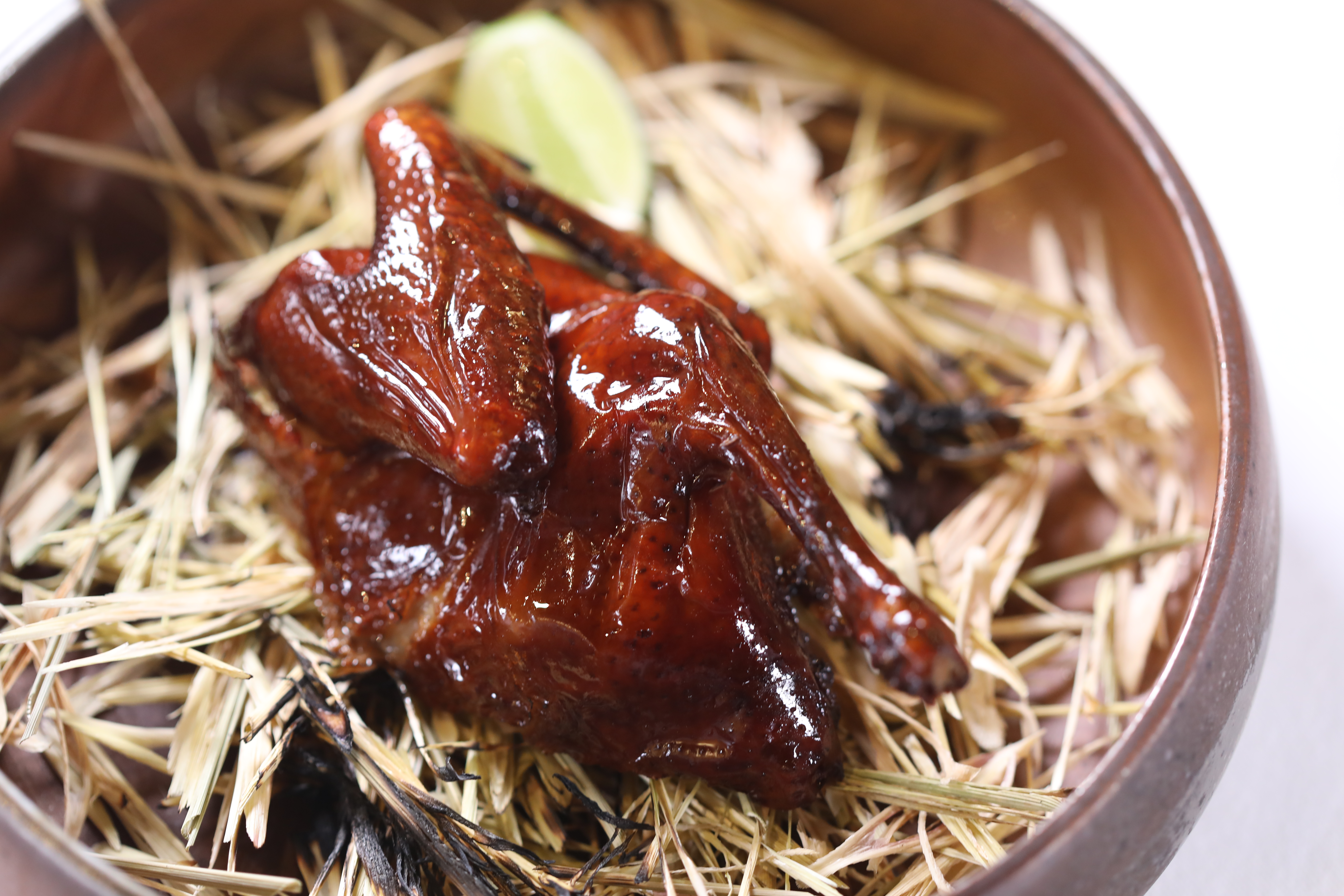 當晚最大驚喜是這道「香茅燒妙齡鴿」，主廚選用23天的廣東石岐乳鴿，塗上醋與麥芽糖燒烤後，又用香茅燻製，肉汁完全保留，吃時飄散淡淡檸檬香。