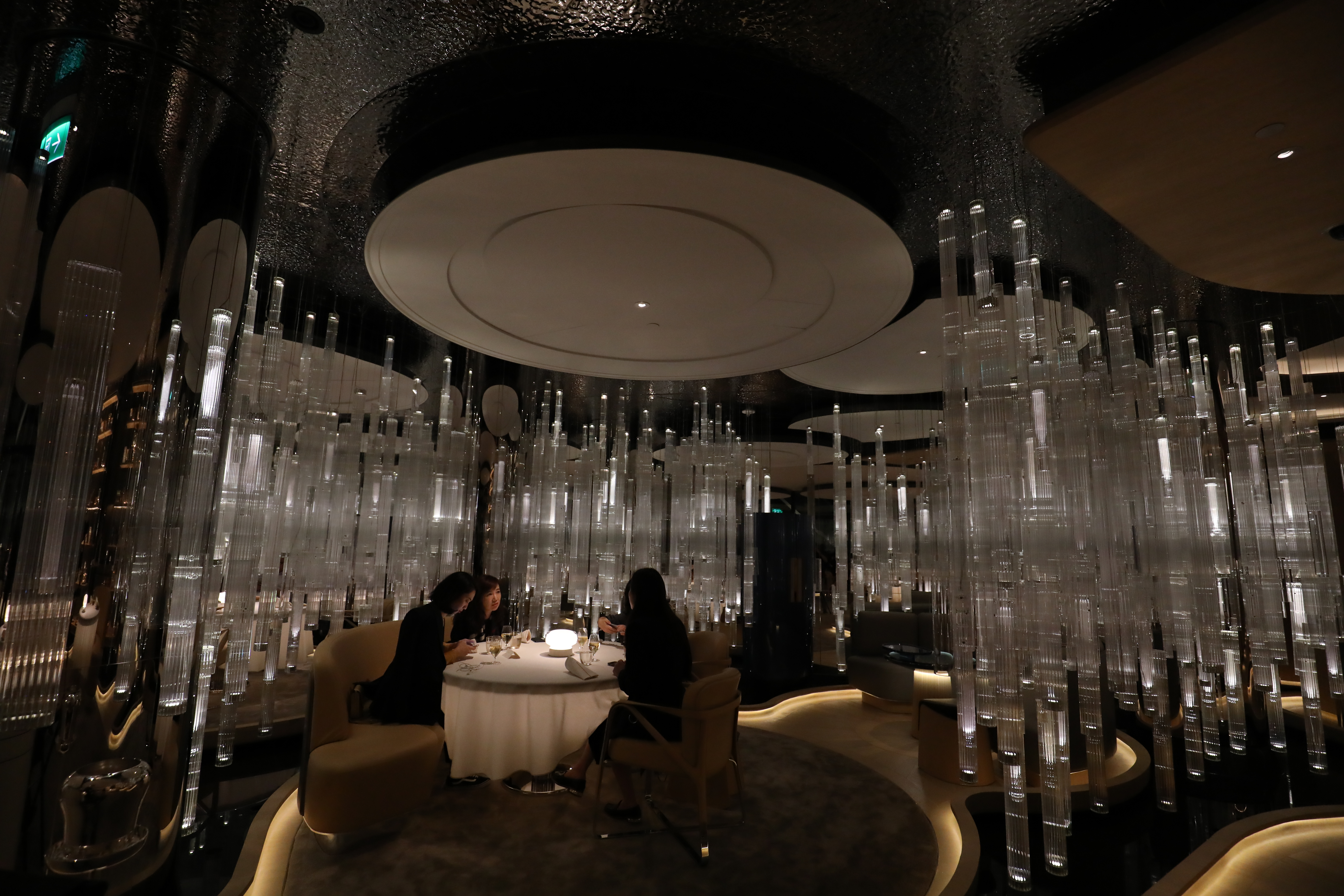 手工玻璃吊燈形成的燈瀑，是澳門「杜卡斯餐廳Alain Ducasse at Morpheus」最獨特的美景。