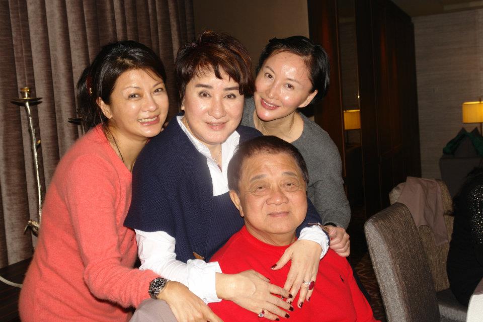 洪文棟過生日時，楊麗花（上中）曾帶著葛蕾和于莉一同為他慶生。（翻攝咸台永臉書）