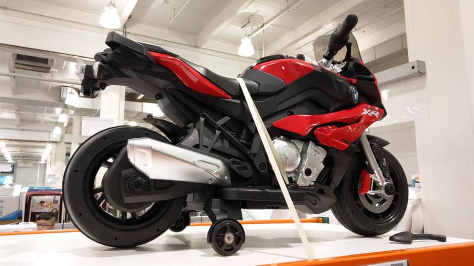 有網友在臉書PO出量販店好市多在賣BMW重機，結果只是電動兒童玩具車。（翻攝自臉書COSTCO好市多 商品經驗老實說）