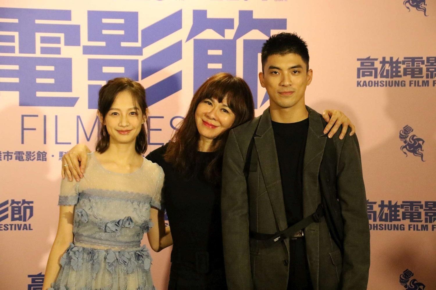 作家陳玉慧(中)首度執導電影《愛上卡夫卡》,與男女主角林哲熹、簡嫚書現身南台灣。(高雄電影節提供)