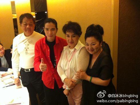 楊麗花和洪國棟結婚多年,也常常一起現身友人聚會,由左至右為:洪文棟、蕭敬騰、楊麗花、白冰冰。(翻拍自白冰冰微博)
