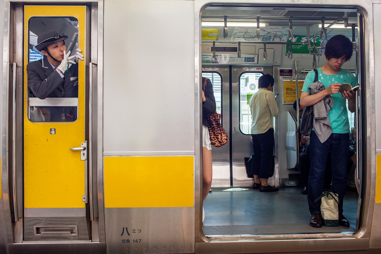 社交能力的退化，恐怕是資訊社會所帶來的不良效應。根據調查指出，依賴電子媒介的日本年輕世代，對於他人視線的抗壓性普遍低落。（東方IC）