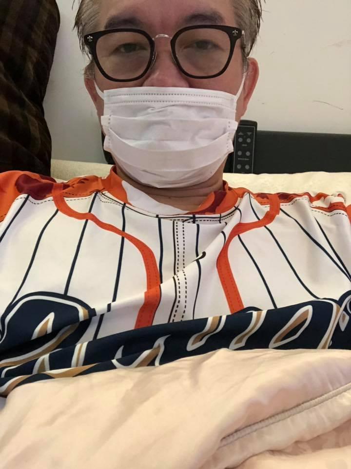 康康因喉嚨長肉芽動刀切除,恢復期間不能張口說話,導致收入頓失。(翻攝康康臉書)