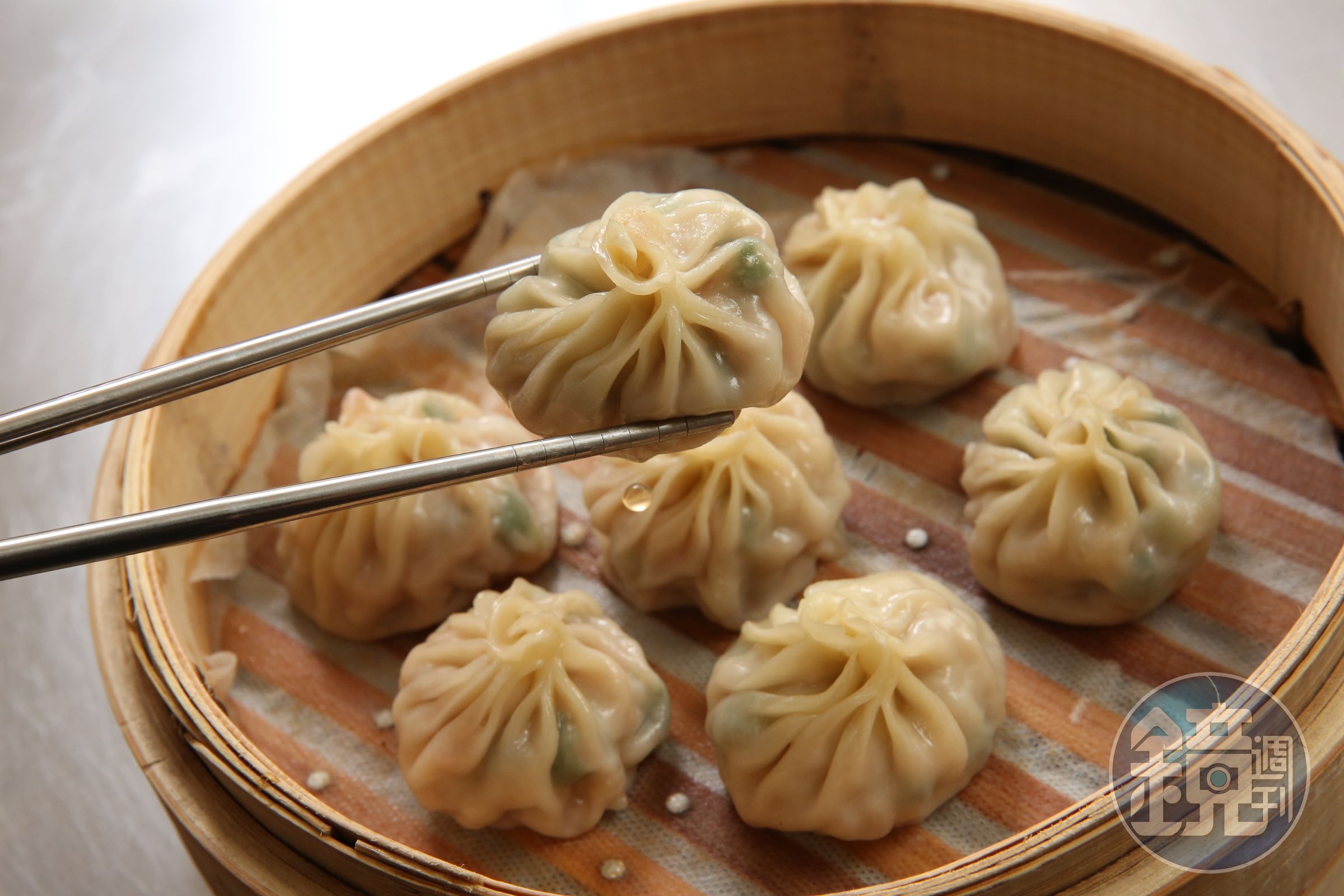 海派楊記的小籠包皮薄多汁，肉餡紮實。（70元/籠）