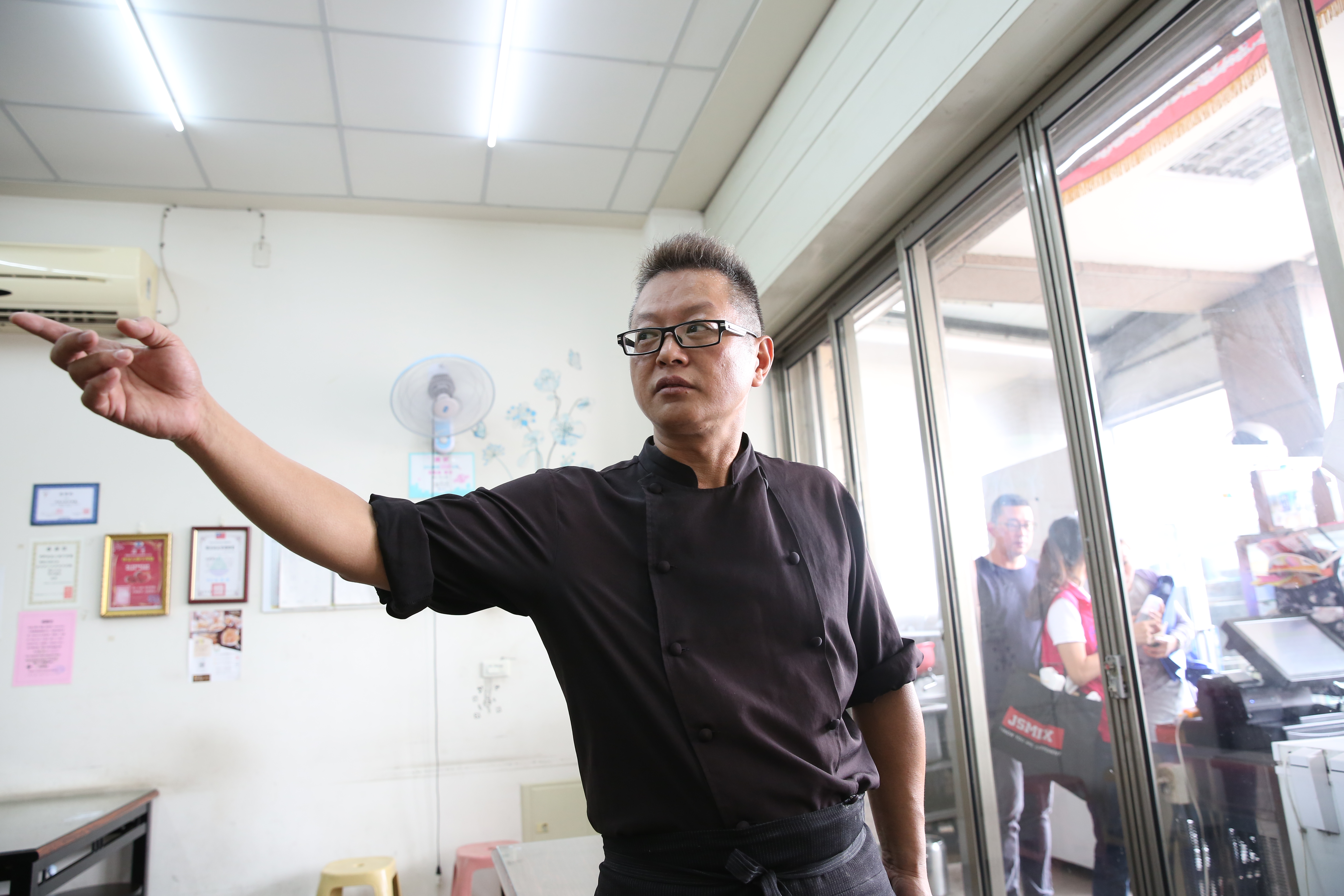 歷經事業重挫、婚變，炒菜大衛牛肉麵老闆余建德靠廚藝從低谷再站起來。