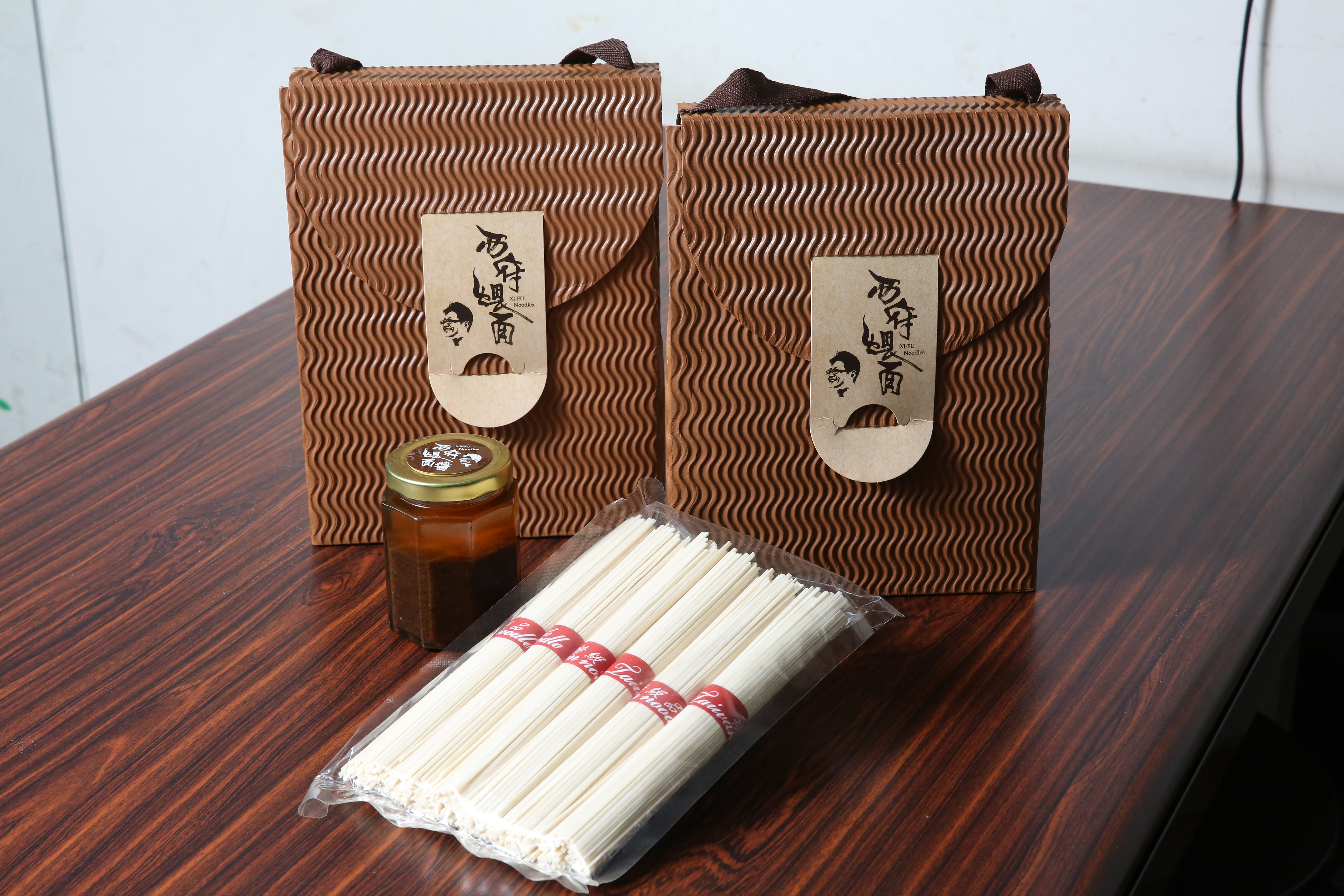 為攻宅配市場，余建德研發西府煨麵，搭配蝦味濃厚的煨麵醬，很有海鮮風味。（349元/盒）