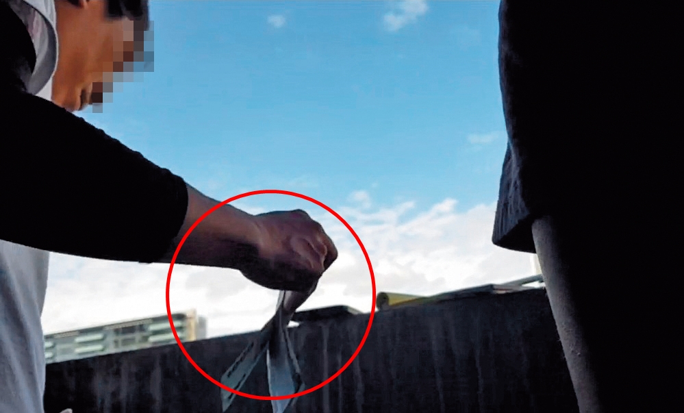 集團成員刷卡5萬元後，將現金46,250元（紅圈處）交給持卡人。（讀者提供）