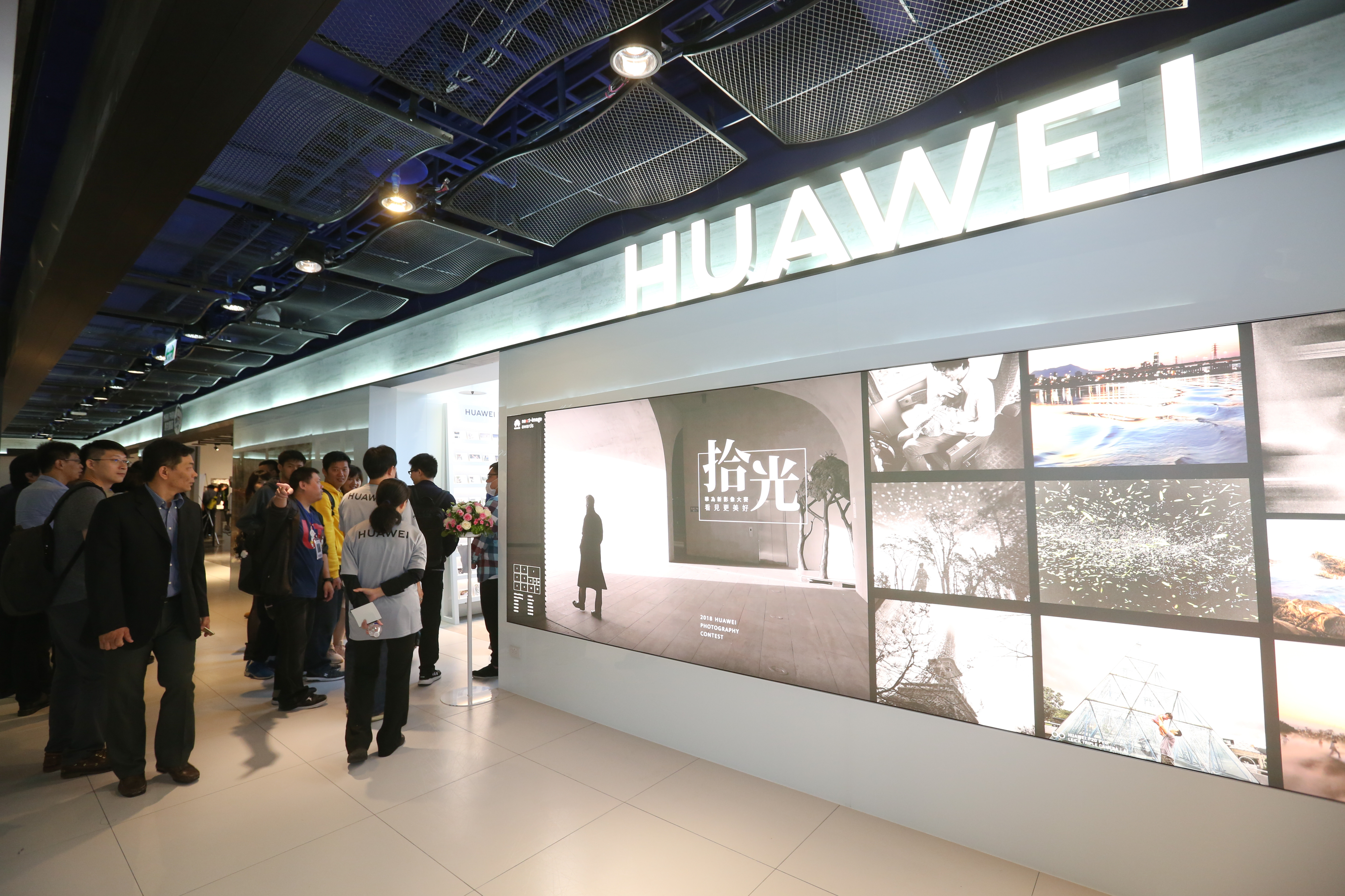 大陸手機品牌華為在台擴增服務據點、拚市占率，在台北三創設立第一間品牌服務中心。