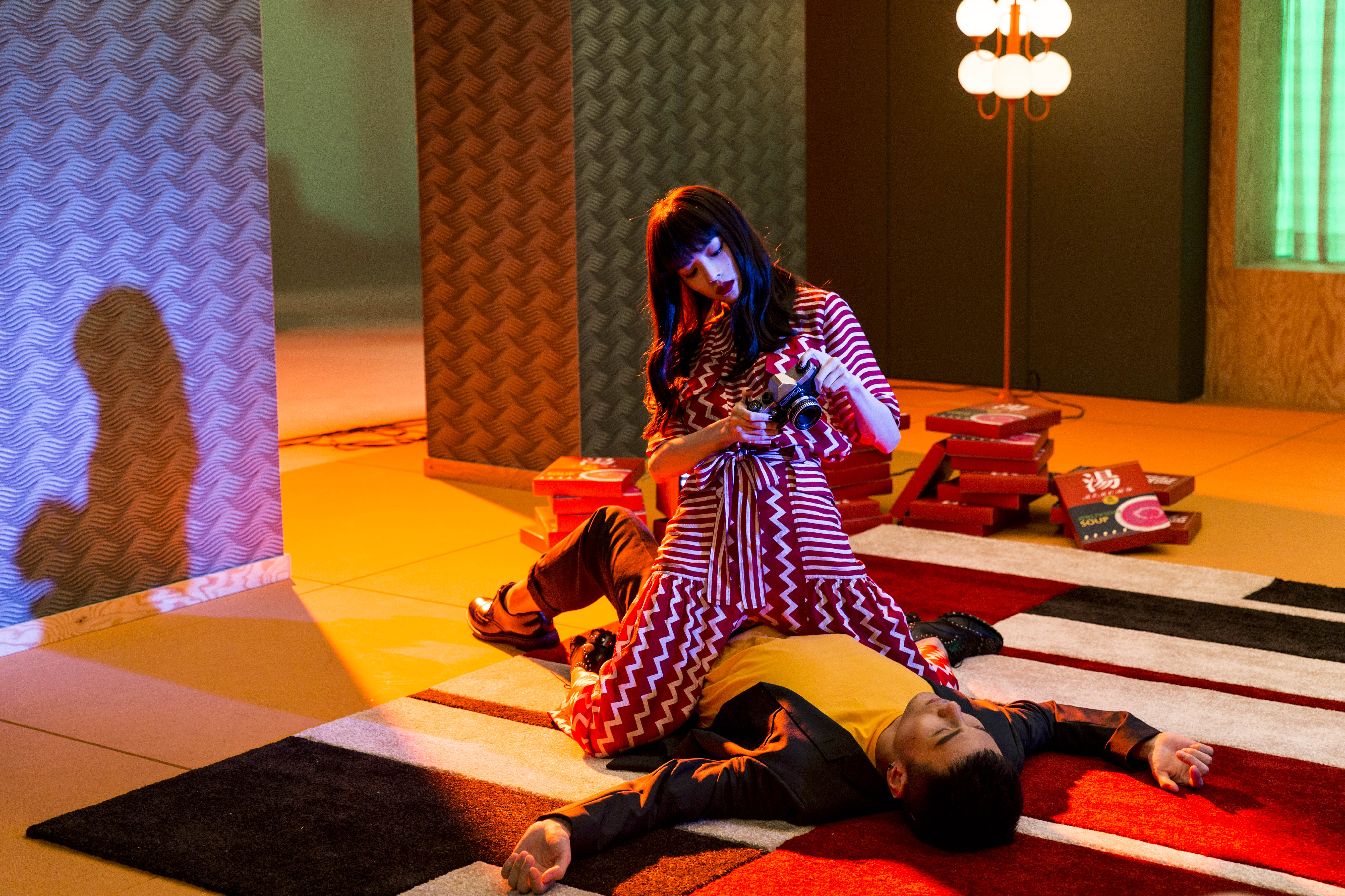 鍾楚曦與李榮浩在MV中有許多互動，如鍾楚曦坐在李榮浩身上，拍攝他的模樣。（華納唱片提供）