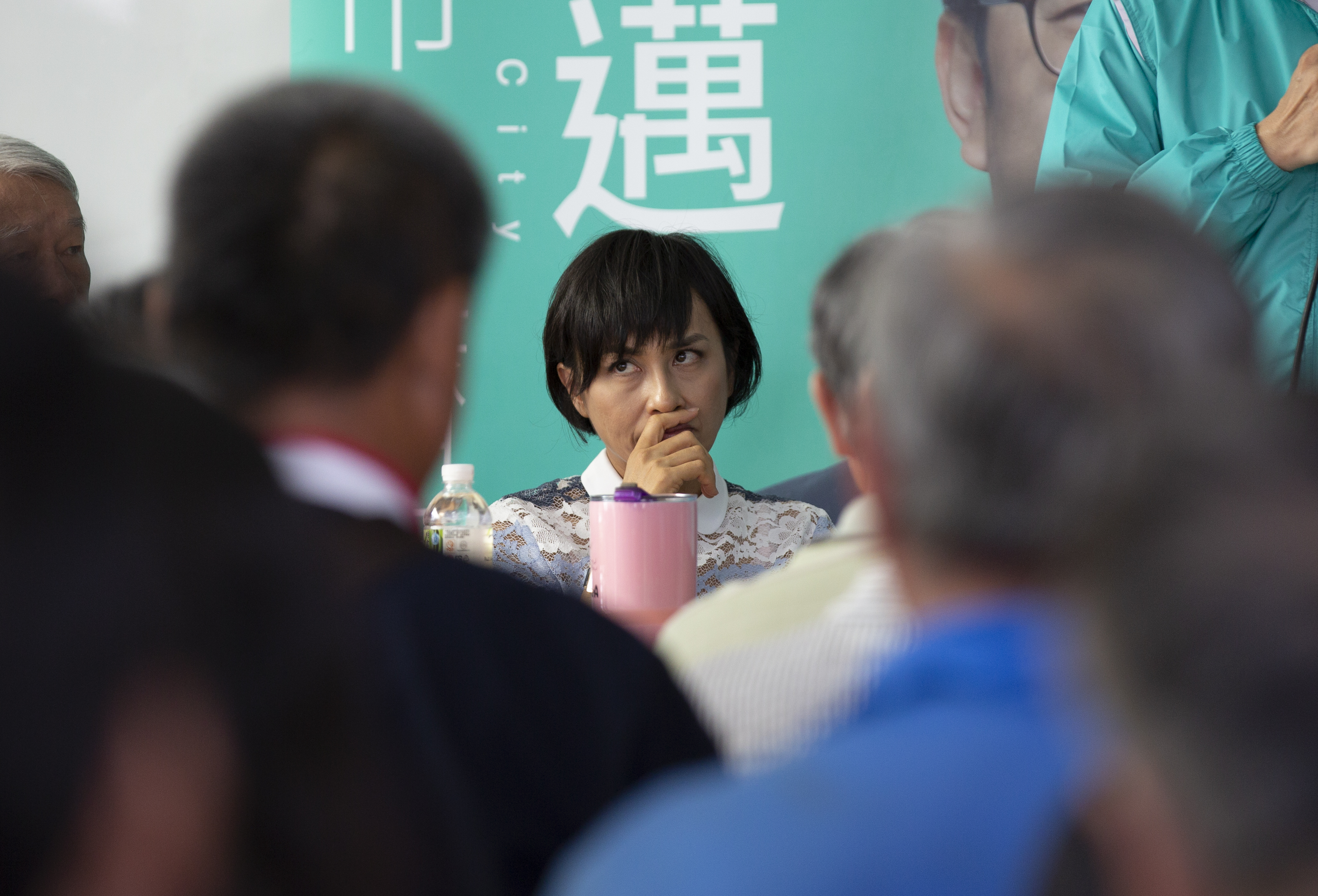 民進黨立委邱議瑩「老婆陪睡說」持續發酵，臉書留言數暴增到110萬則。