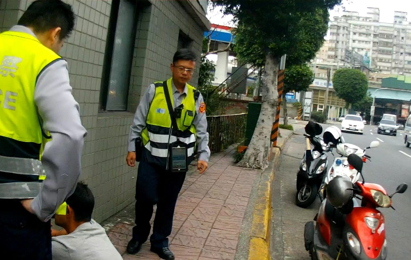 林姓男子騎乘機車違規紅燈右轉且行跡可疑，經攔停盤查後，發現他騎的機車為贓車。（翻攝畫面）