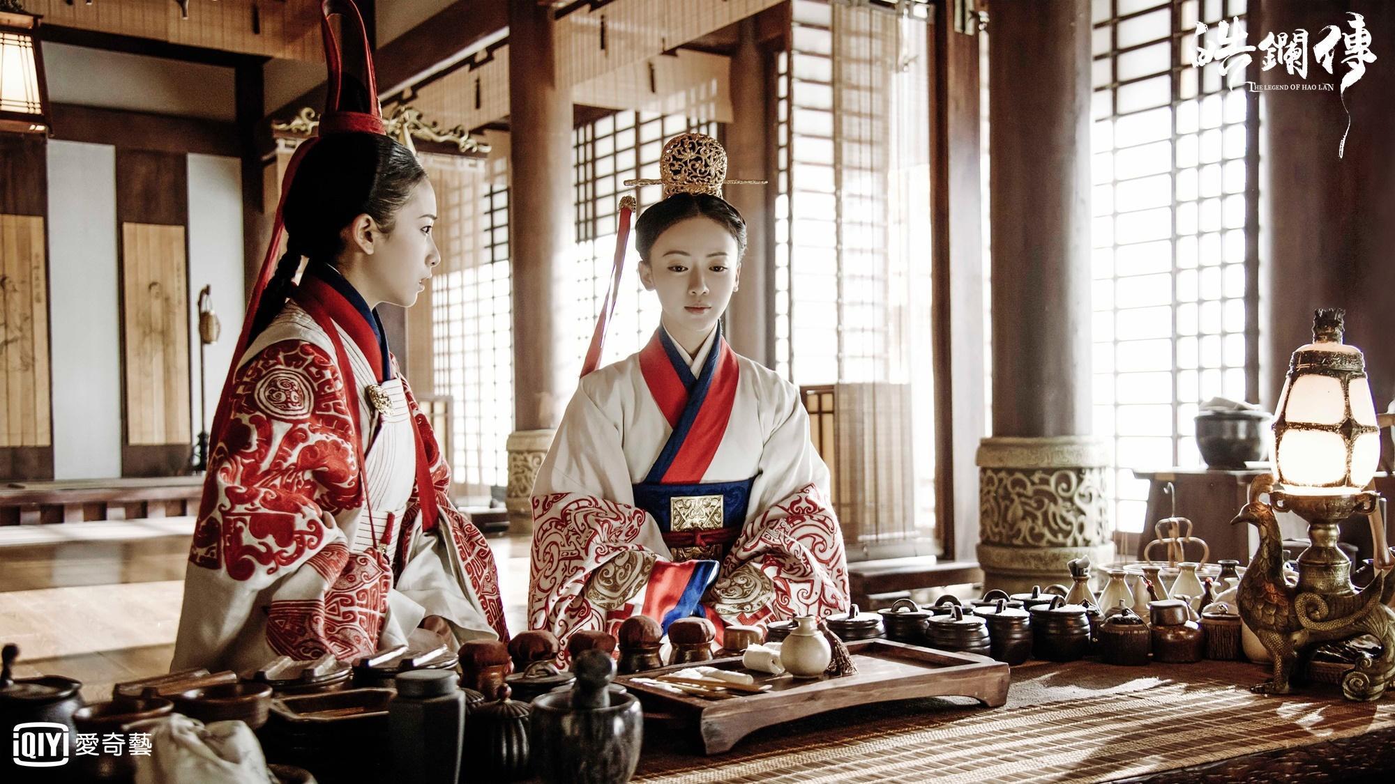 姜梓新（左）在新戲《皓鑭傳》飾演醫女殷小春，繼續守護吳謹言。（愛奇藝台灣站提供）