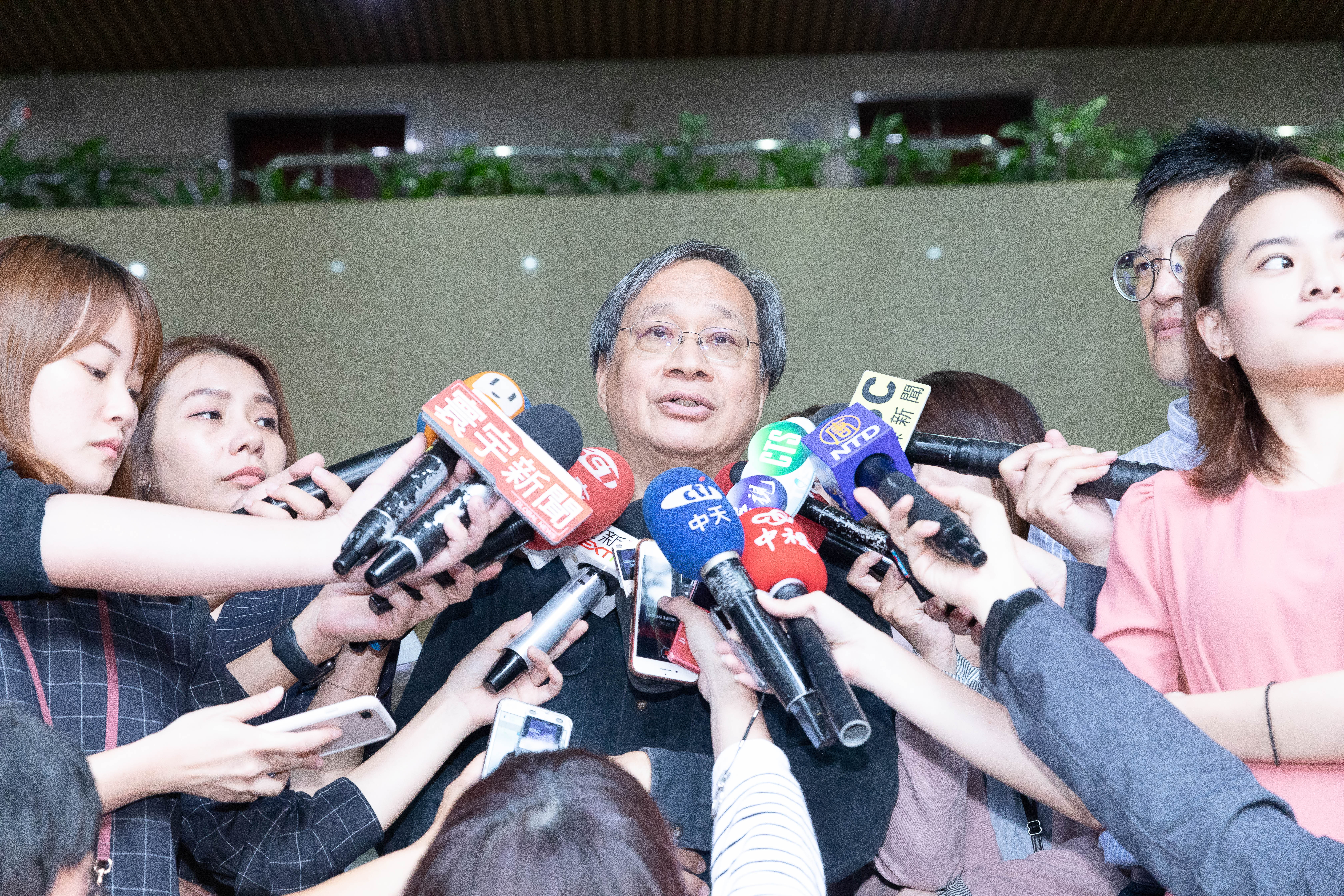 台北市長柯文哲競選辦公室總幹事小野現身在「我是挺其邁的」影片，表態推薦陳其邁。（柯文哲競選辦公室提供）