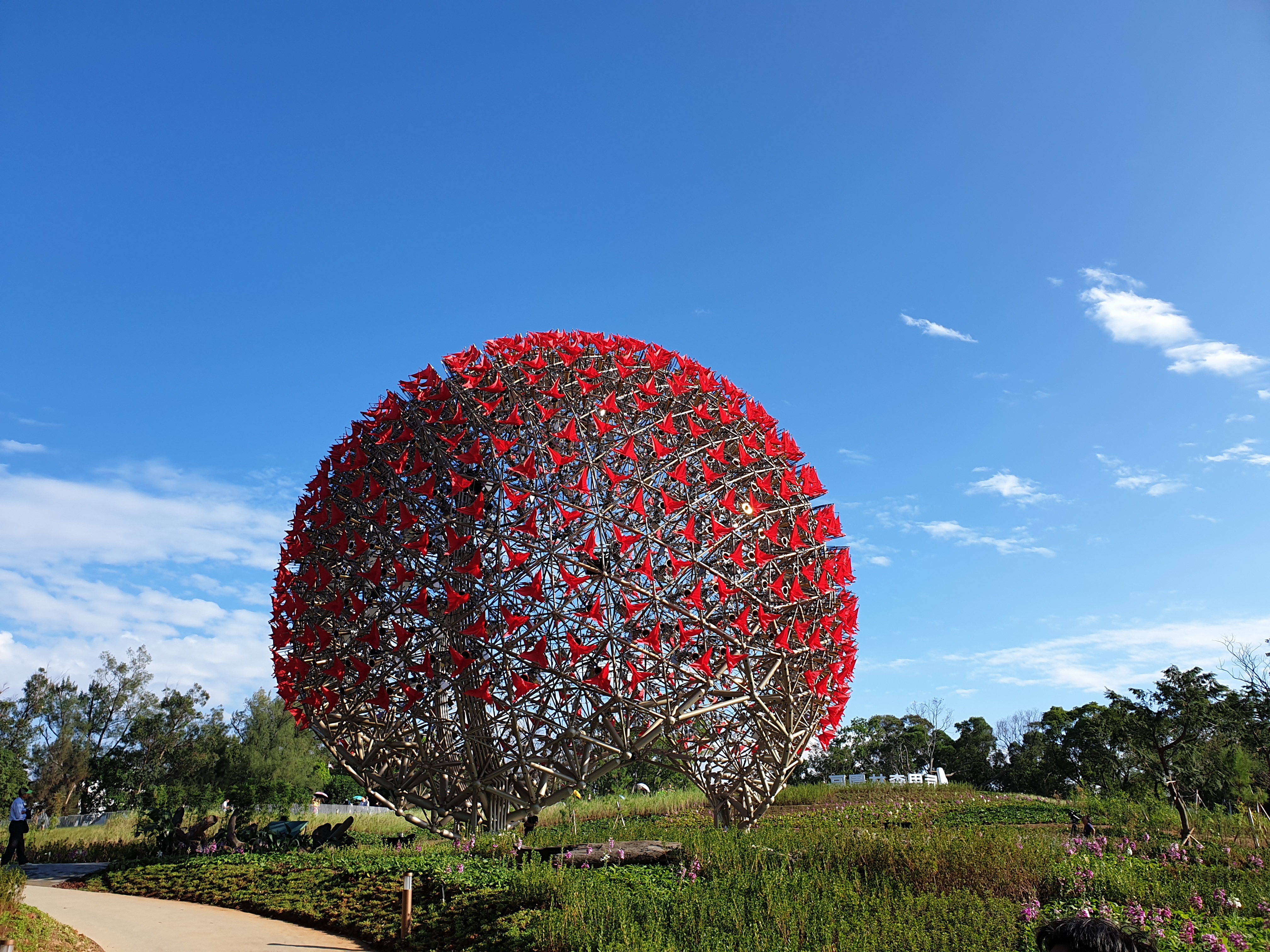 荷蘭照明大廠昕諾飛提供巨型機械花節能照明設備，每小時電費僅花15元。（業者提供）