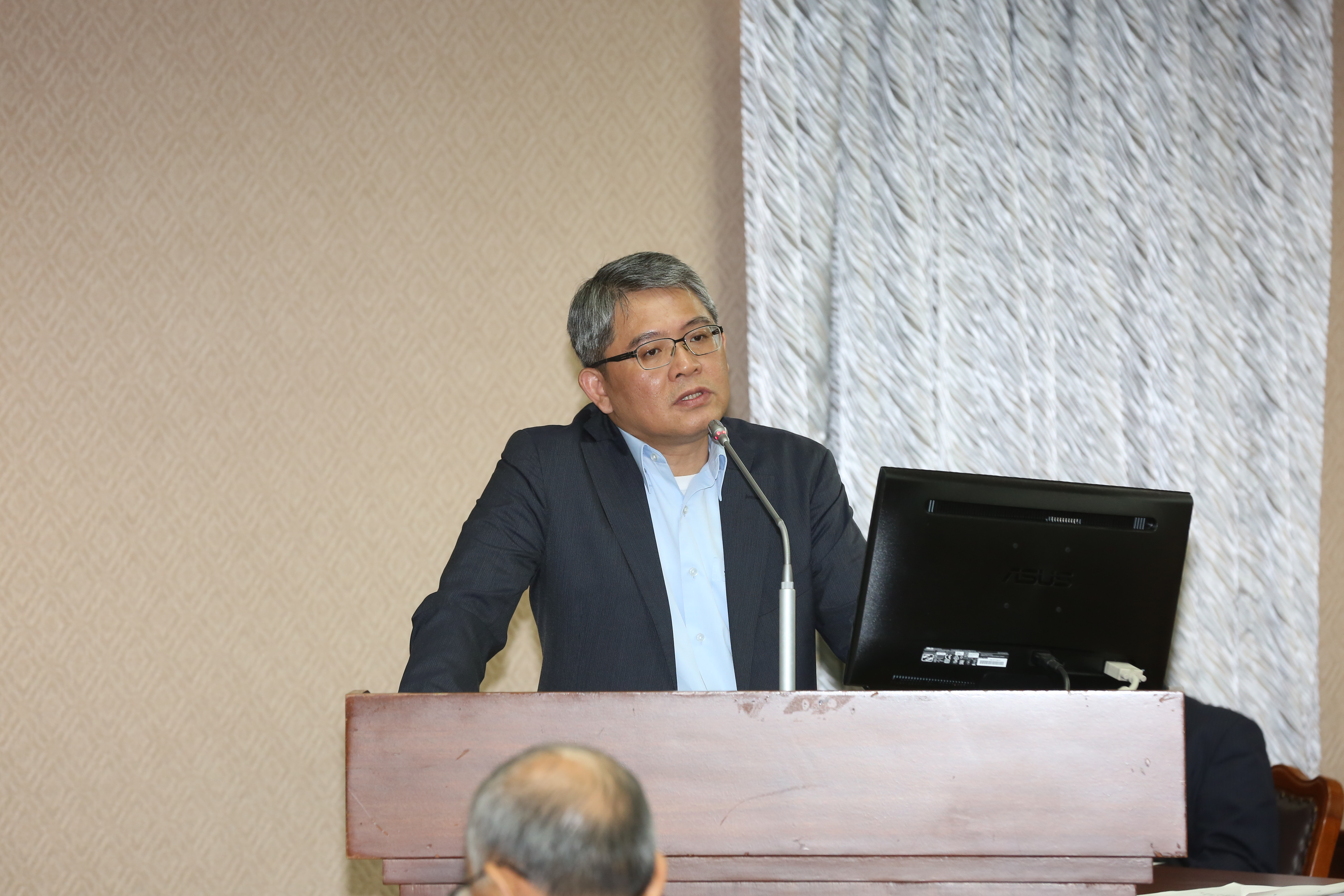 內政部次長花敬群指出，隨著世代不同，取名的趨勢也有變化，以「九年級生」為例，男性常見名字第一名為「承恩」。