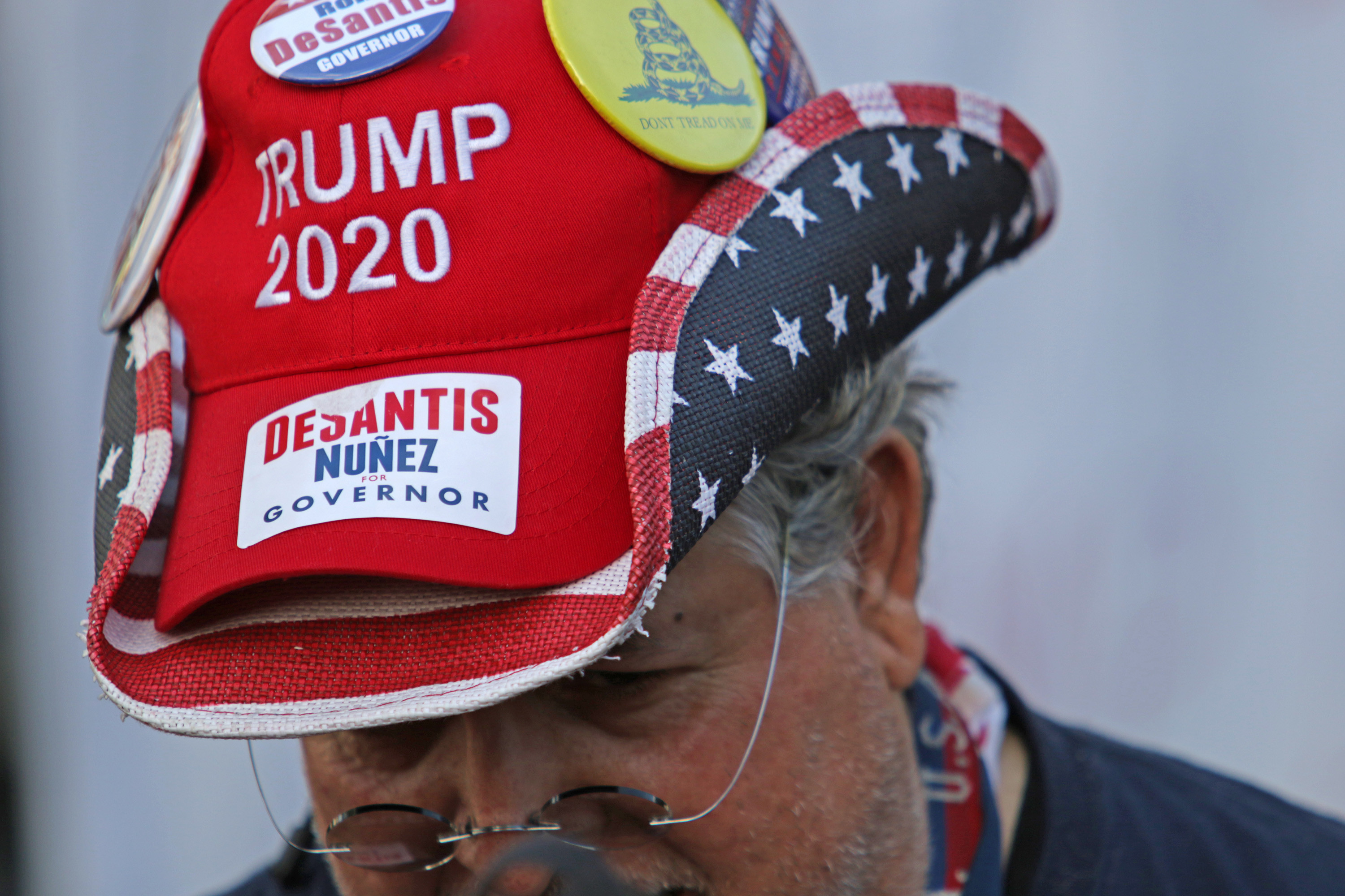 美國期中選舉，直持佛州共和黨州長候選人的選民頭戴「川普2020」的帽子。這次選舉也是川普是否連任的重要指標。（東方IC）
