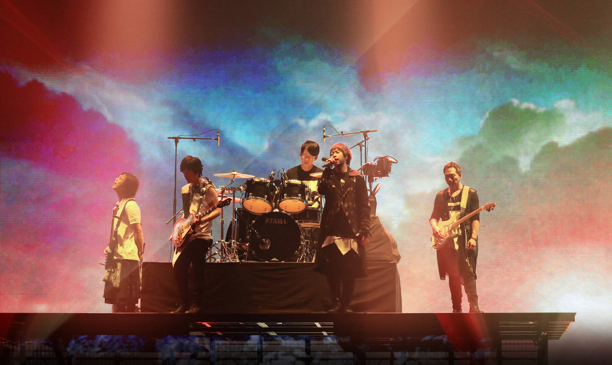 五月天選在明年櫻花祭前往日本大阪開唱，要歌迷在台下製造一片藍海呼應櫻花色。（相信音樂提供）