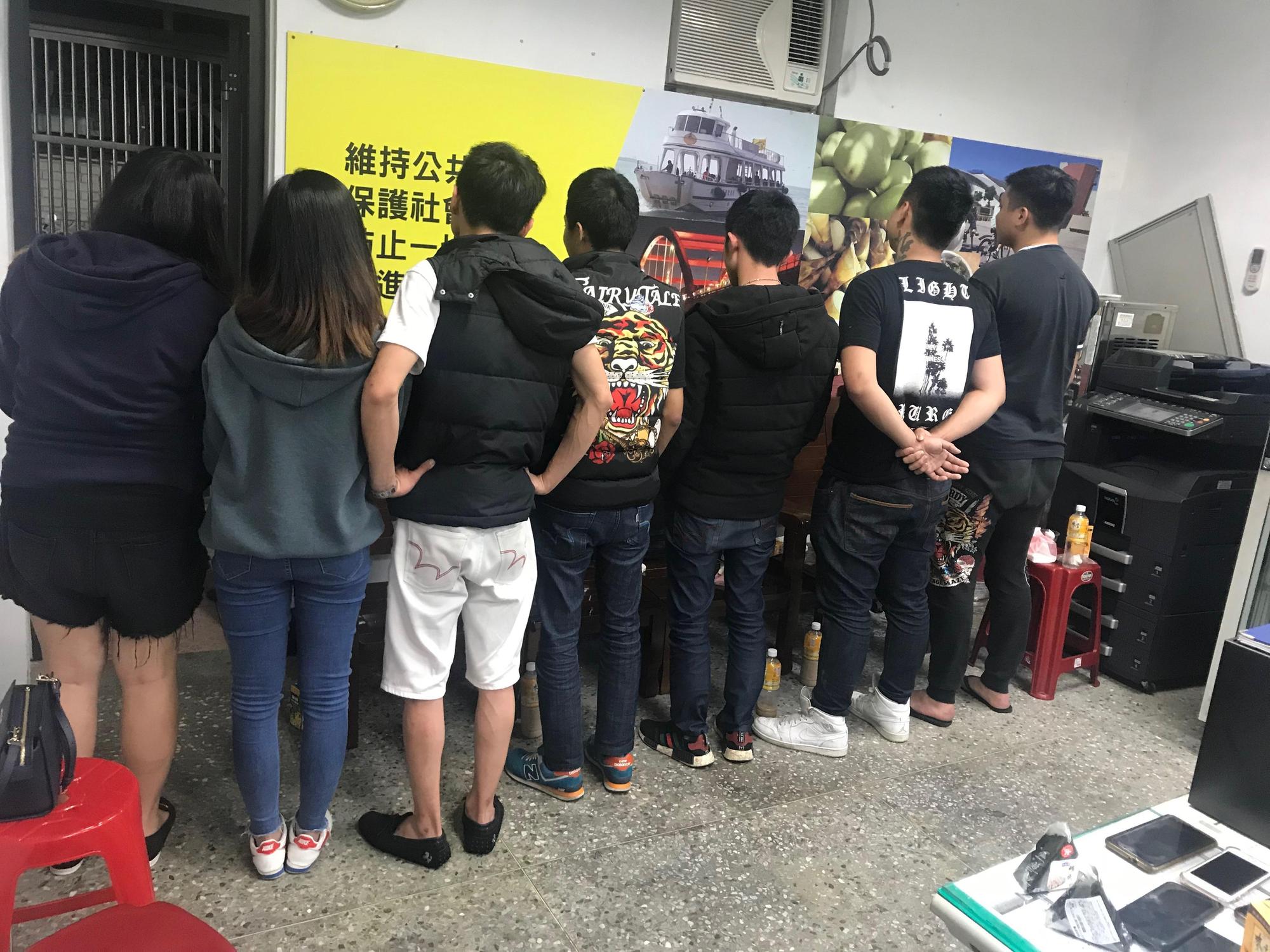警方在現場逮捕10名滋事人士，依社維法送辦。（翻攝畫面）
