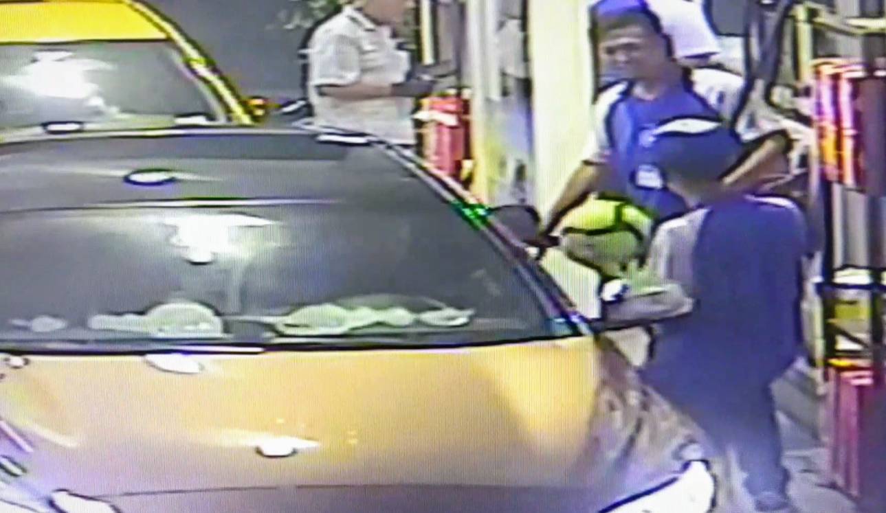 42歲哥倫比亞藉莫姓男子因加油忘了帶錢，以一顆黃色足球向加油站員工「抵押」卻忘了這回事，遭陳姓加油站員工控告詐欺。（警方提供）