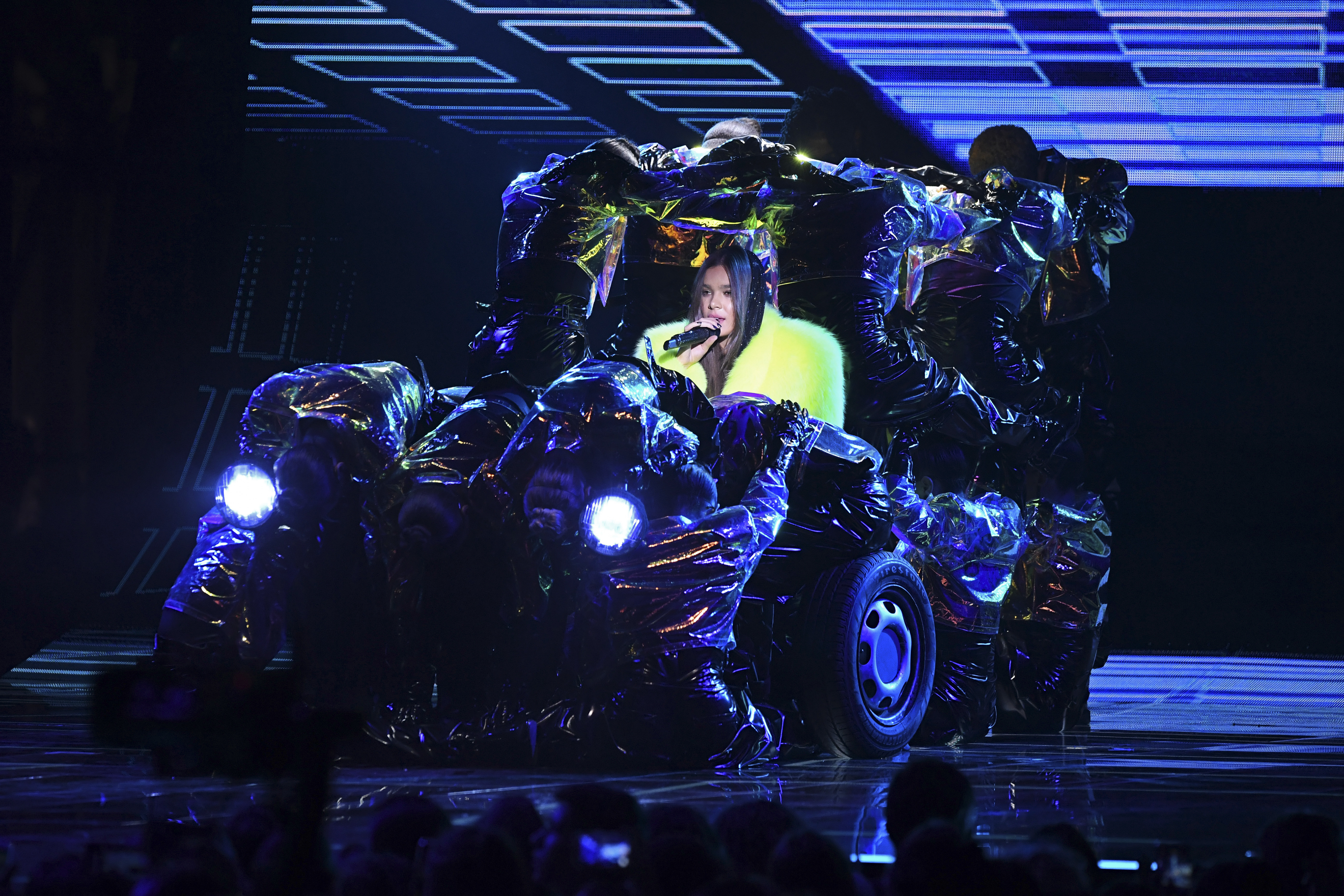 海莉史坦菲德（中）與舞群在MTV歐洲音樂大獎，開場表演〈Back to Life〉。（東方IC提供）