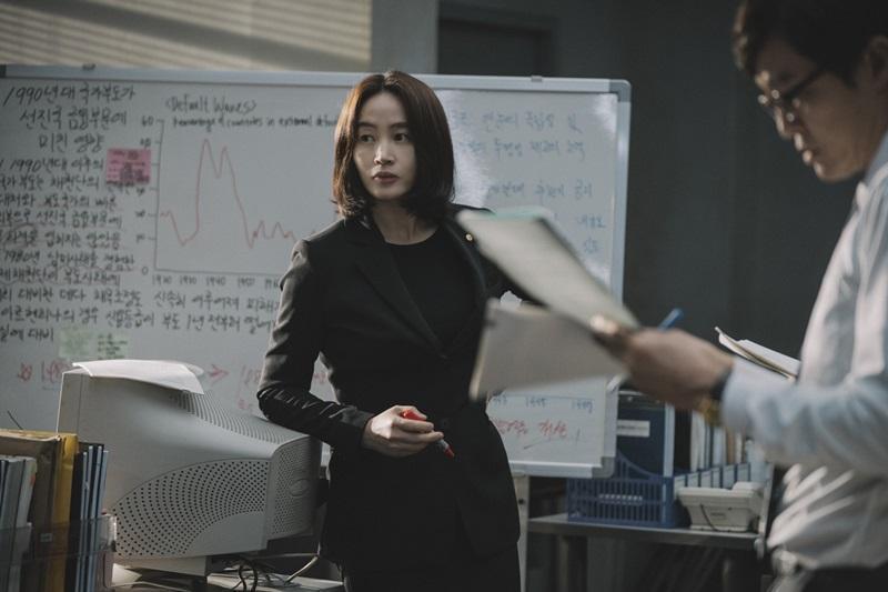 影后金憓秀在《分秒幣爭》中 飾演力挽狂瀾的政府官員。(華映電影提供)