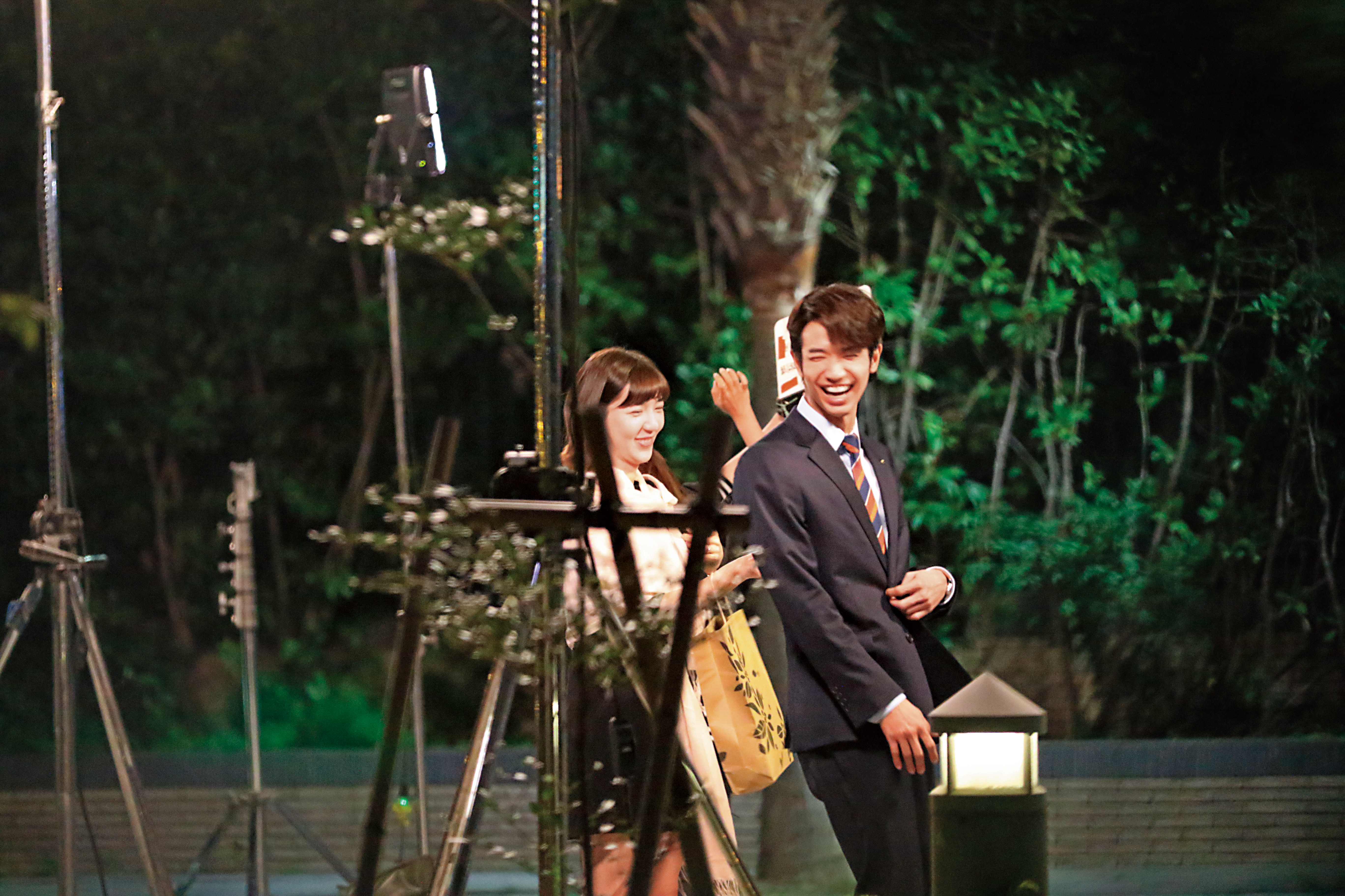 10月29日20：48，在導演馮凱喊卡後，郭雪芙與劉以豪退到一旁打情罵俏，笑意盈盈互動，感情看起來很好。