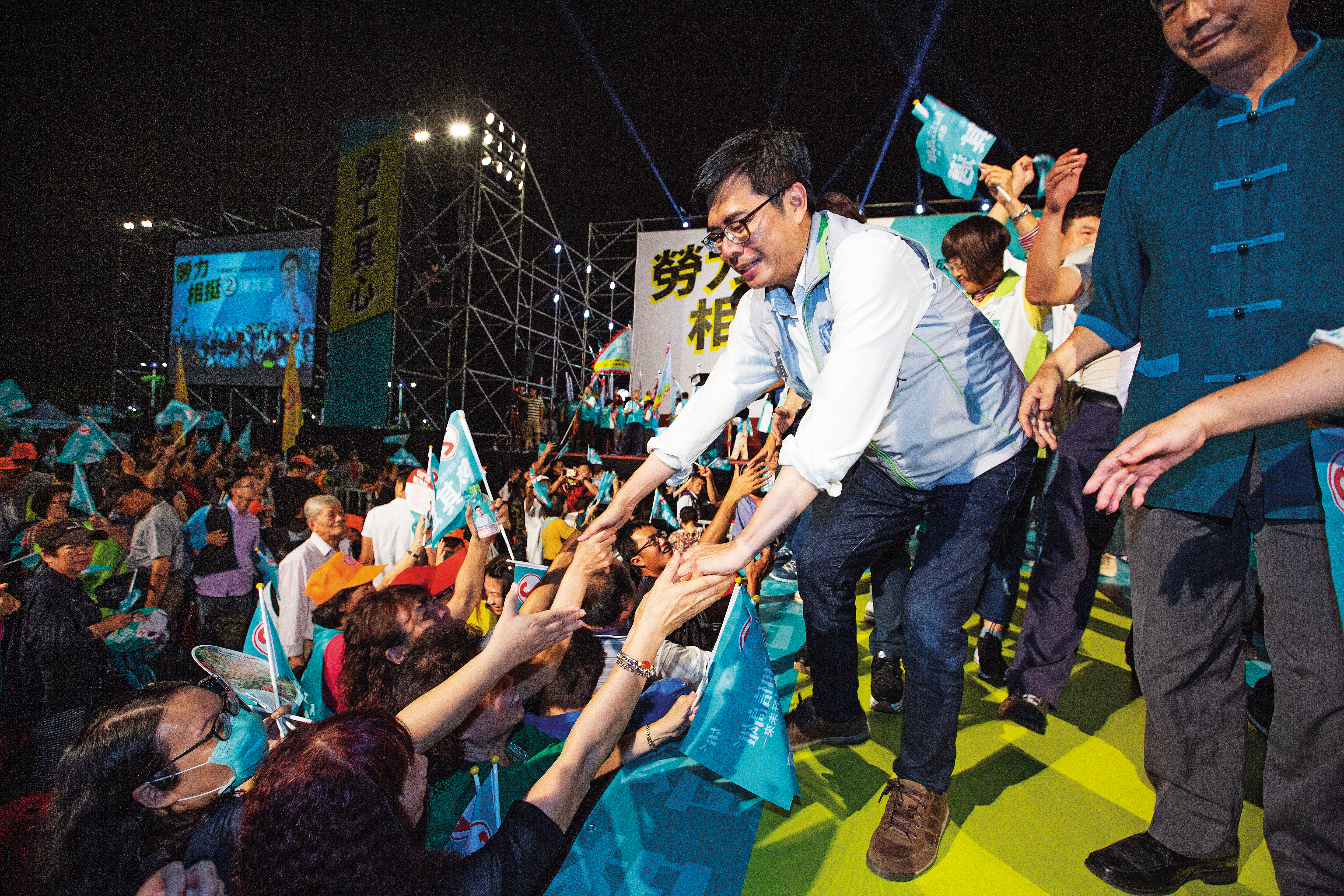 韓流攪亂一池春水,衝擊民進黨高雄市長候選人陳其邁選情,讓綠營急忙回防南台灣。