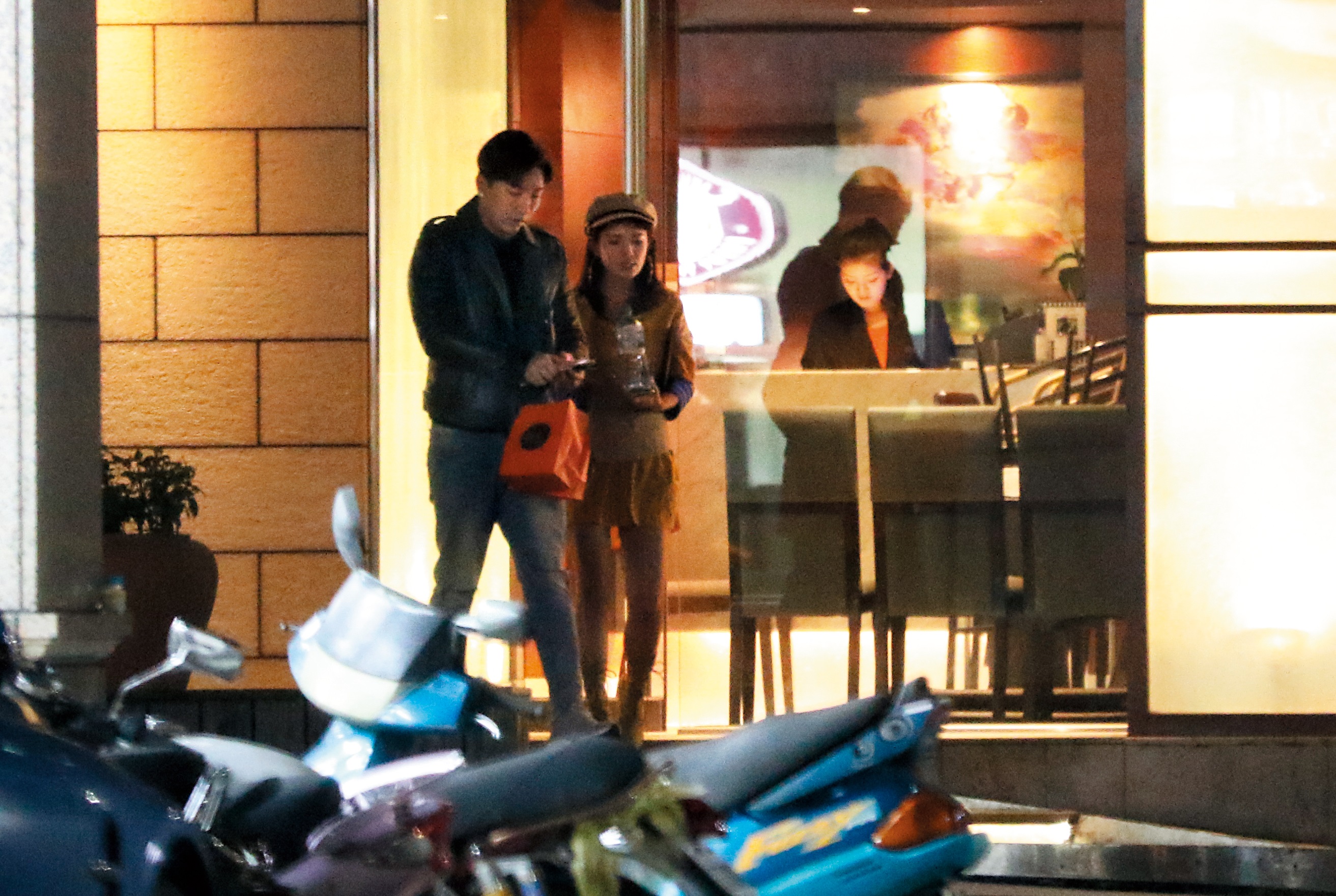 10/19 02：01 之前跟張東晴忘情喇舌的富少吳亞璟，結果單獨約會女鮪魚，兩人吃涮涮鍋吃得很爽之後離開。