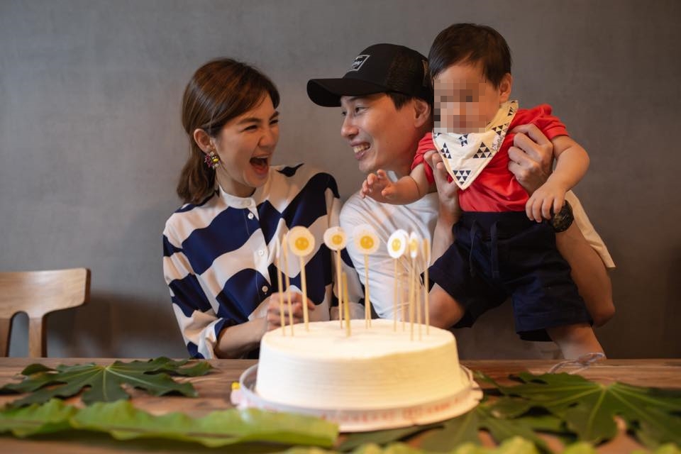 Ella與賴斯翔育有一子勁寶，勁寶週歲時還特別為兒子舉辦抓週派對。（翻攝自賴解孵臉書）