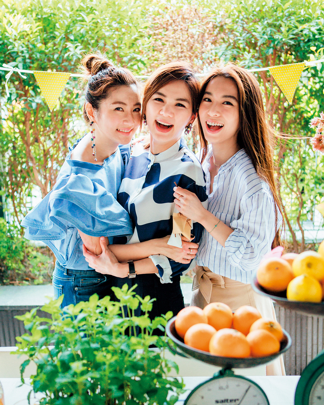 出道17年的S.H.E，3人感情緊密，Selina（左）與Hebe（右）今年還齊聚為Ella慶生。（翻攝自Ella IG）