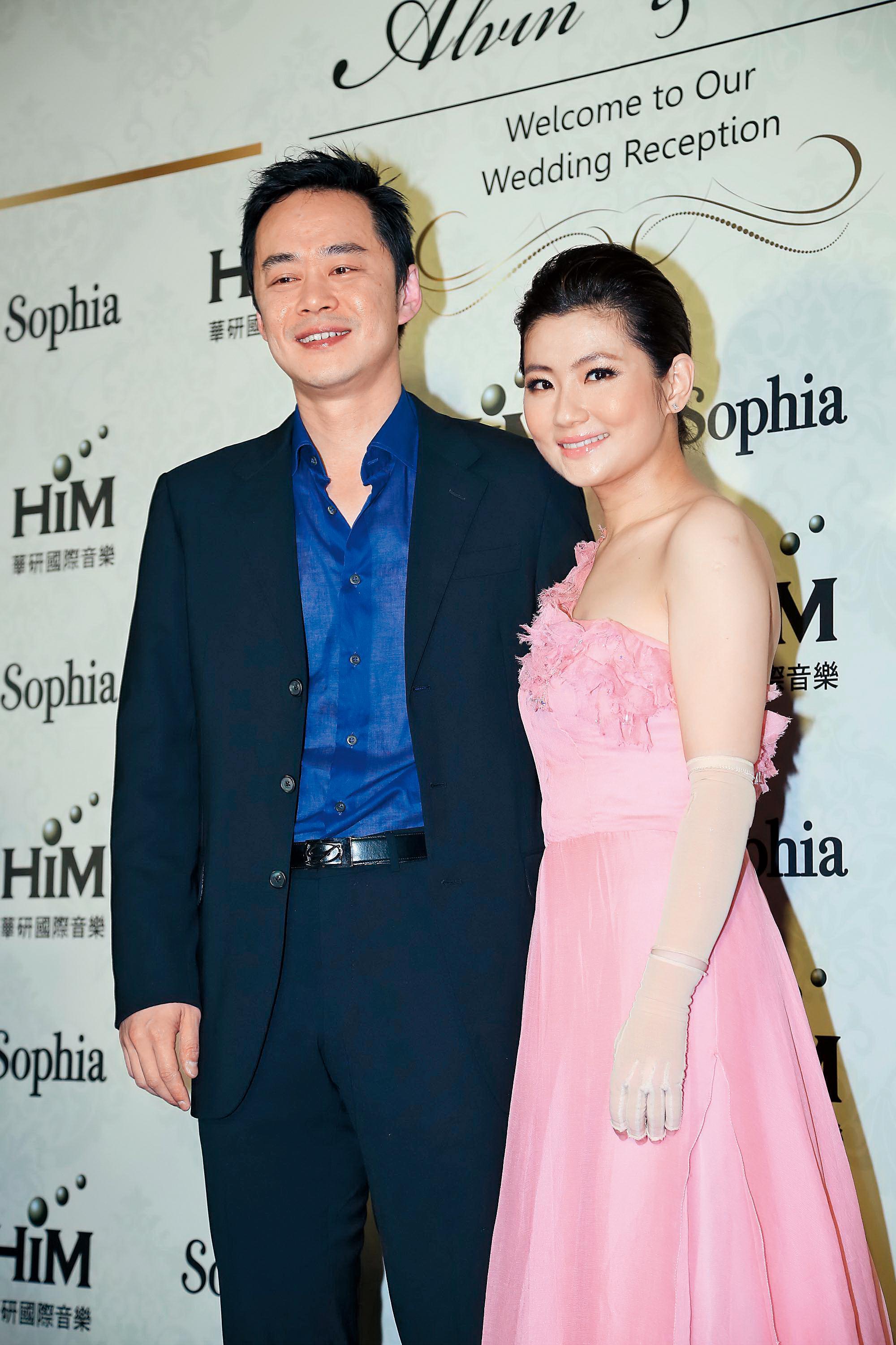 Selina與前夫張承中(左)結婚4年半後,兩人宣告和平離婚,Selina近期因倒嗓,新專輯順延。(東方IC)