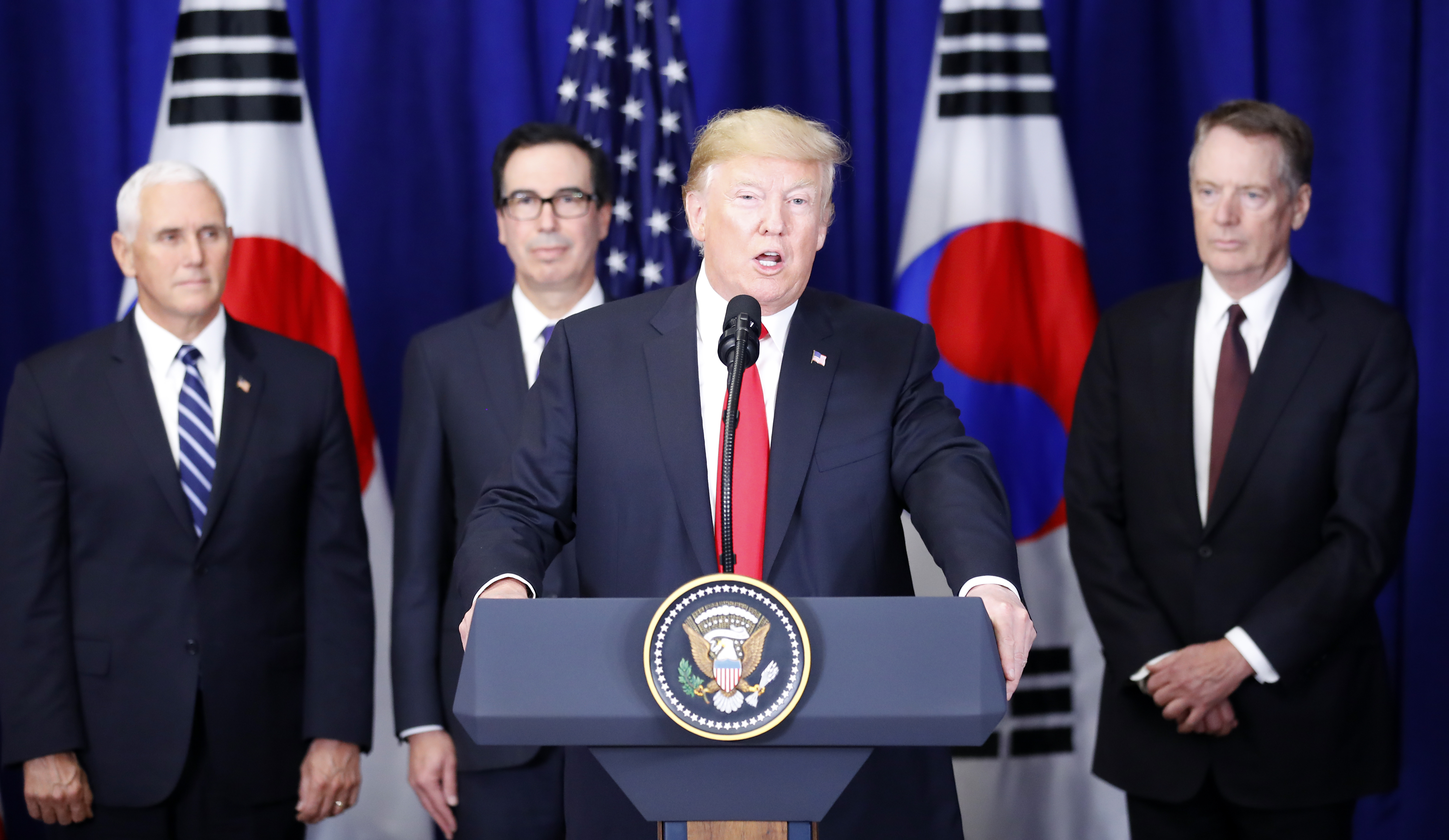 美國總統川普日前推出一支競選廣告，被認為有種族歧視意味，被各新聞台以及臉書宣布停播。（東方IC ）