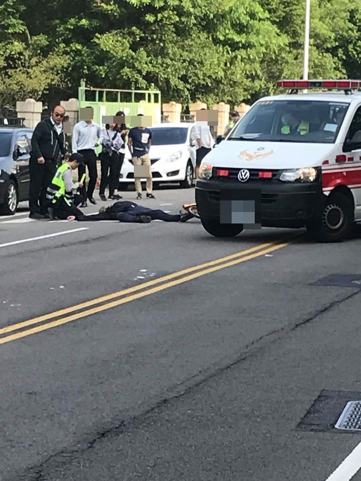 黎明幼兒園園長林金連今早騎著腳踏車撞上台中市長林佳龍靜止的座車。（翻攝徐玉紅臉書）