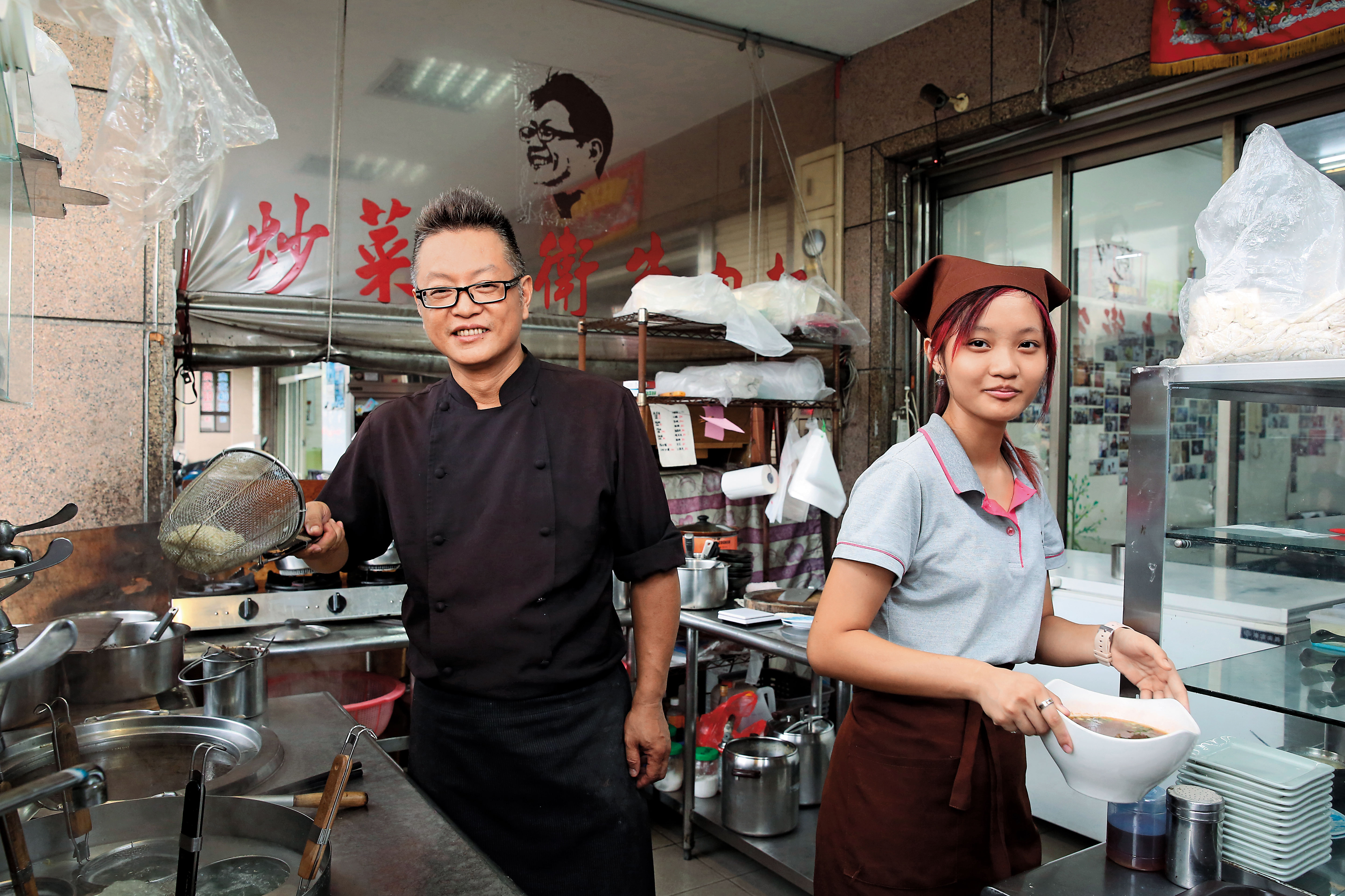 歷經事業重挫、婚變，炒菜大衛牛肉麵老闆余建德（左）靠廚藝從低谷再站起來，也獨力撫養女兒（右）。