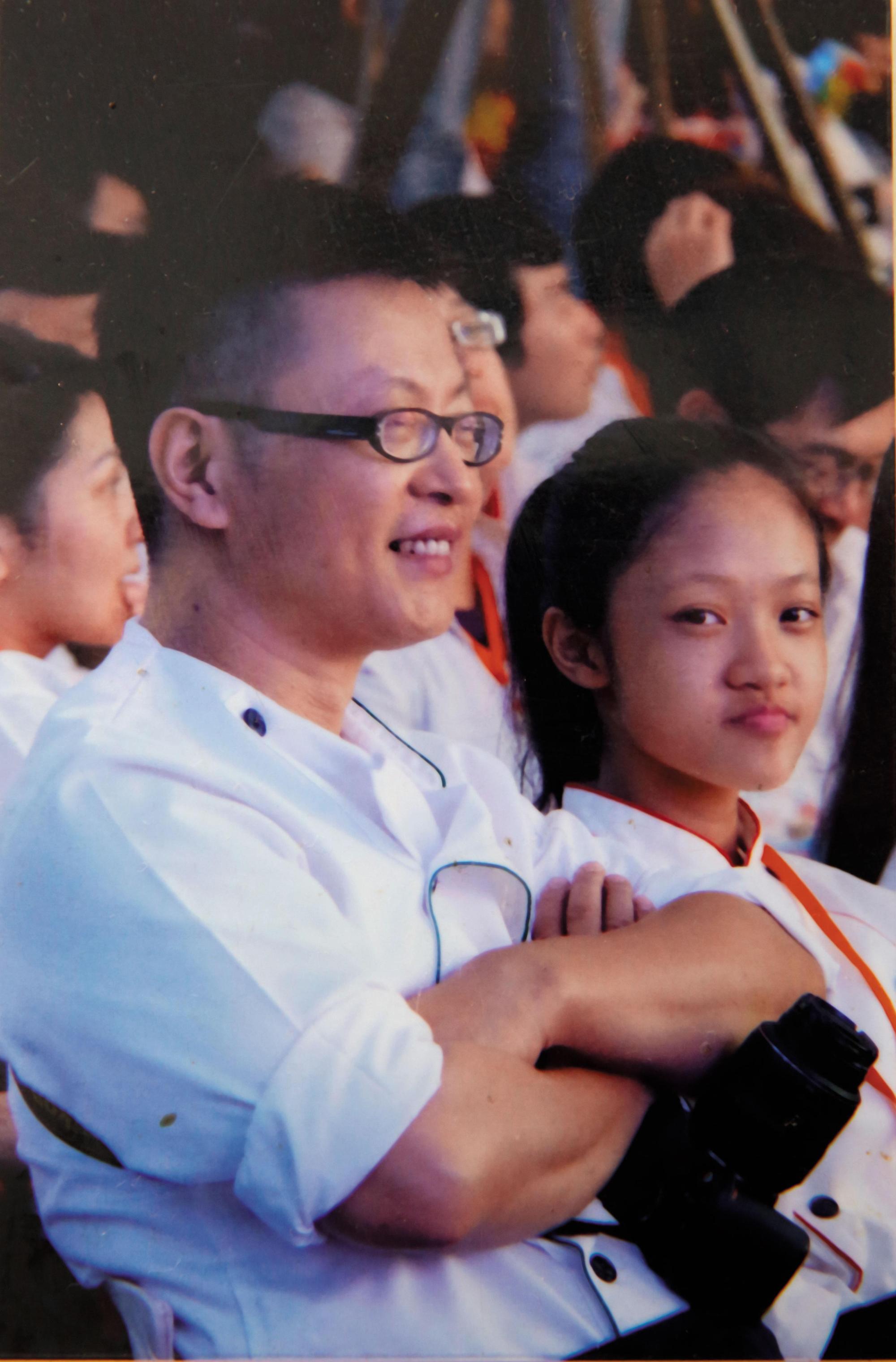 女兒余心慈(右)小學三年級就跟著余建德(左)生活,年紀小小就參加過不少廚藝比賽。(余建德提供)