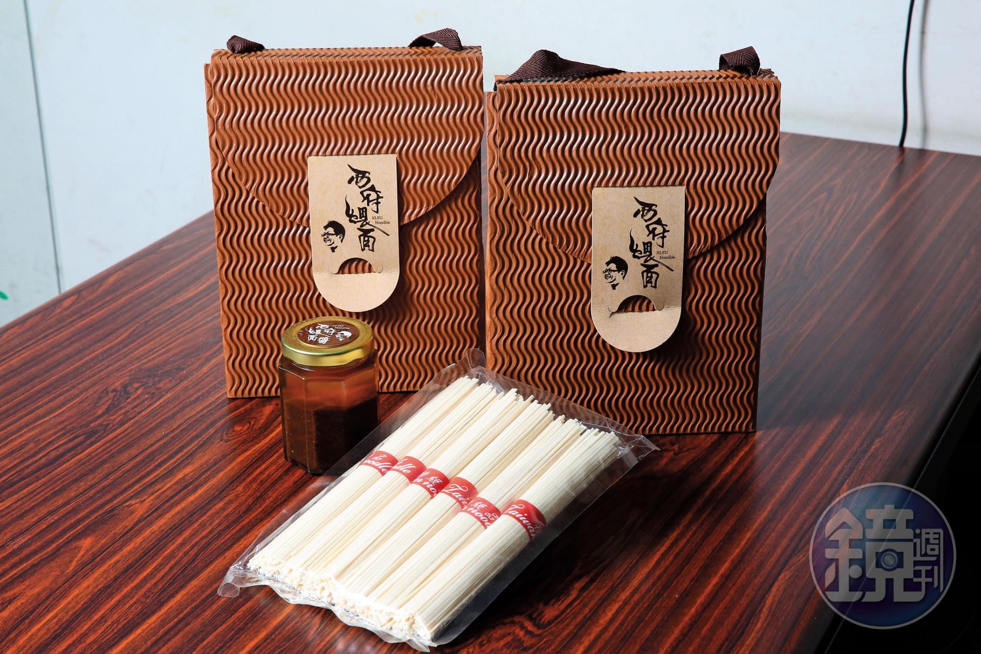 為攻宅配市場,余建德研發西府煨麵,搭配蝦味濃厚的煨麵醬,很有海鮮風味。(349元/盒)