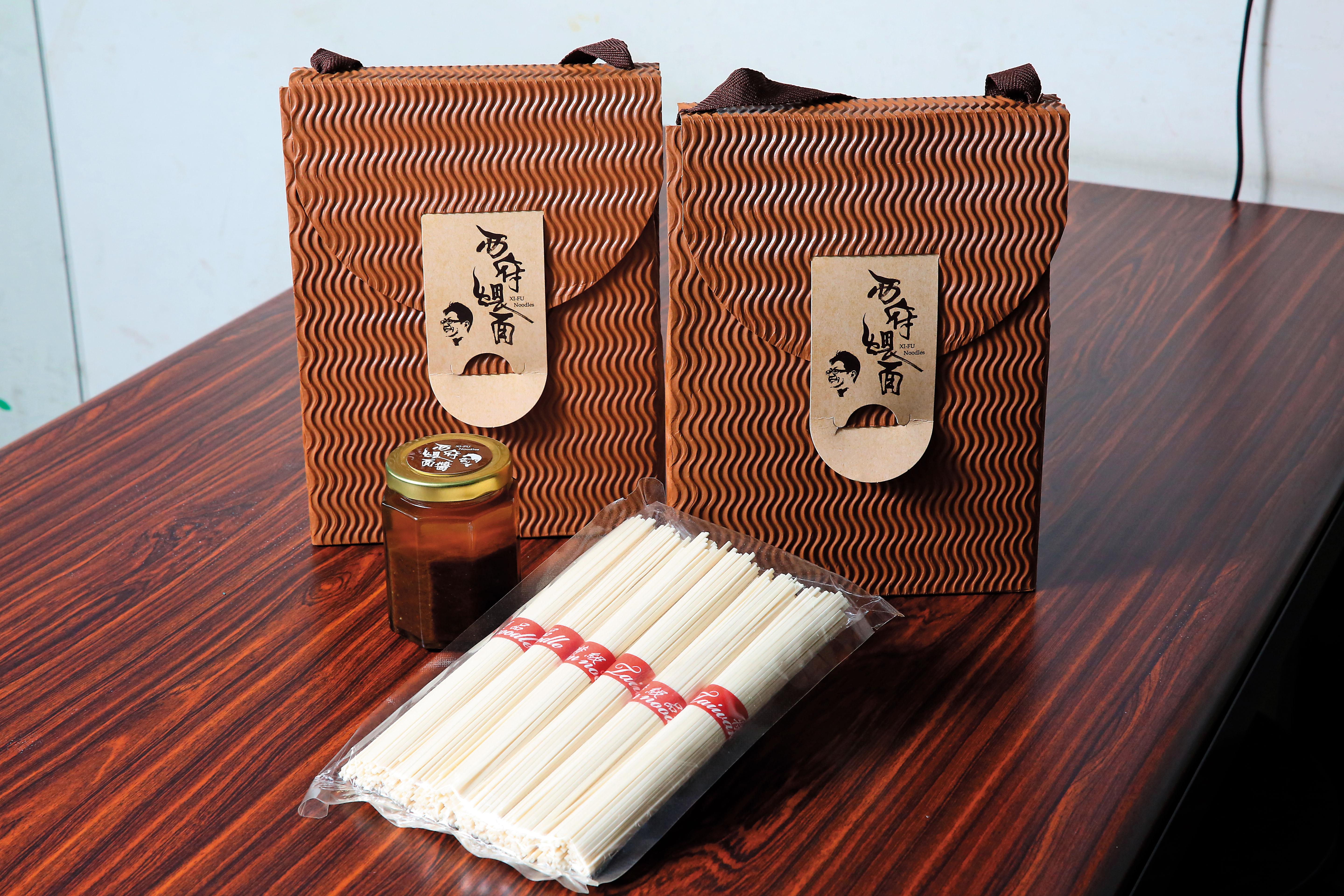 為攻宅配市場，余建德研發西府煨麵，搭配蝦味濃厚的煨麵醬，很有海鮮風味。（349元/盒）