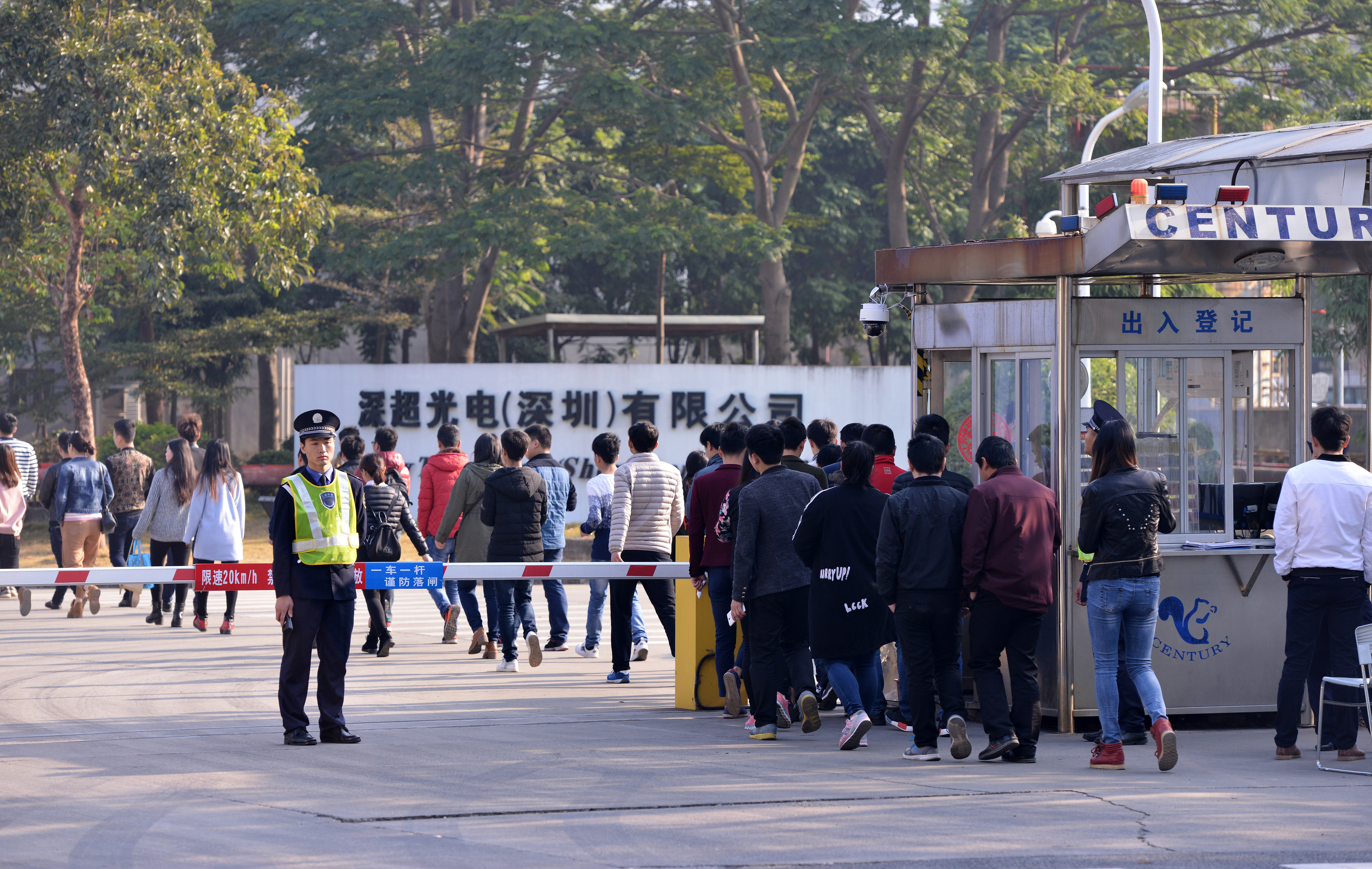 鴻海董事長郭台銘規劃群創車載面板事業分拆後與中國的深超光電整合，將在中國上市。（東方IC）