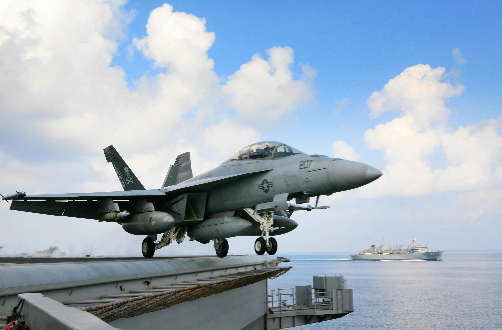 群創的車用顯示器佔了營收比重達1/4,就連美國的F18和F35戰鬥機上的顯示器都採用群創面板,圖為F18戰機。(東方IC)