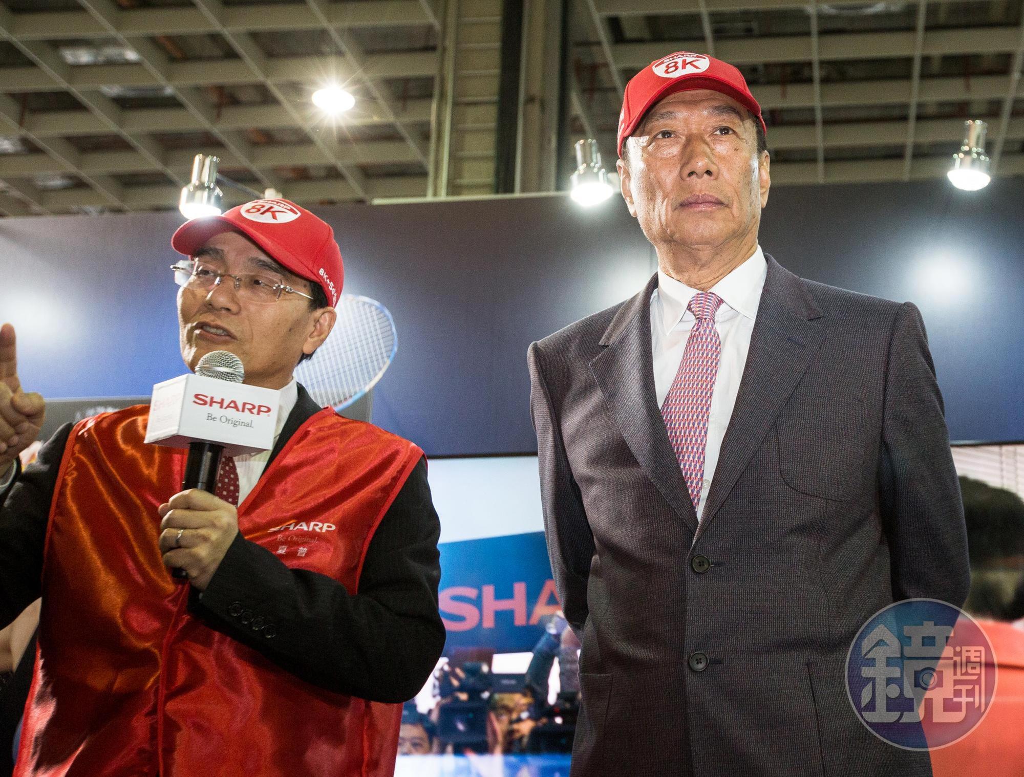 郭台銘（右）在董辦會議中說：「我會跟戴桑（戴正吳，左）說他吃一點虧，利潤擺深超就對了！」