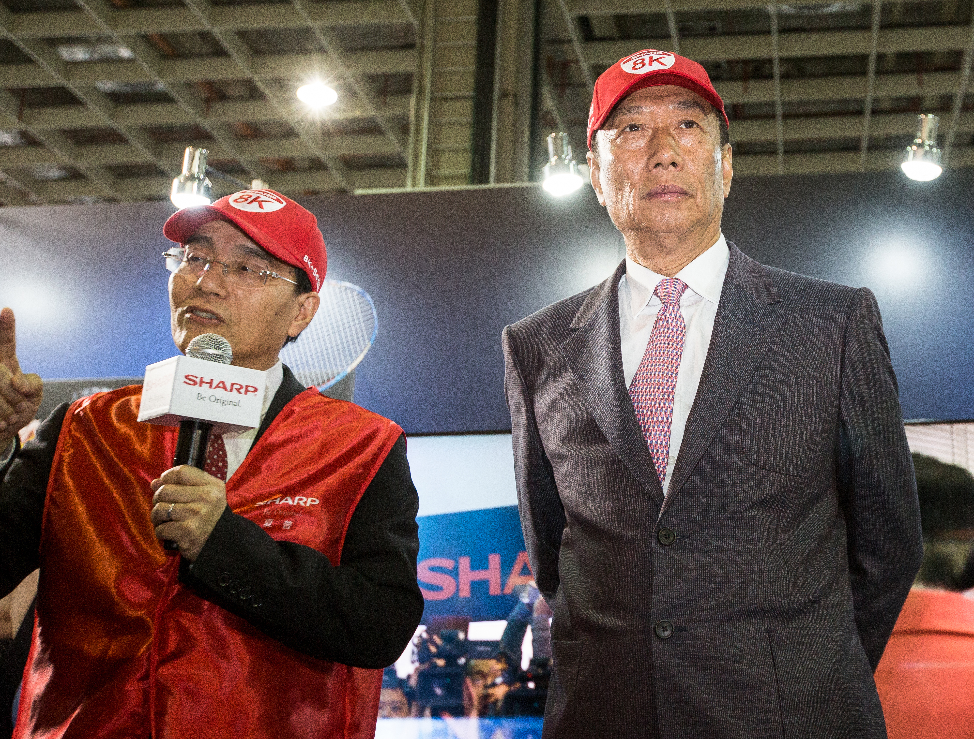 郭台銘（右）在董辦會議中說：「我會跟戴桑（戴正吳，左）說他吃一點虧，利潤擺深超就對了！」