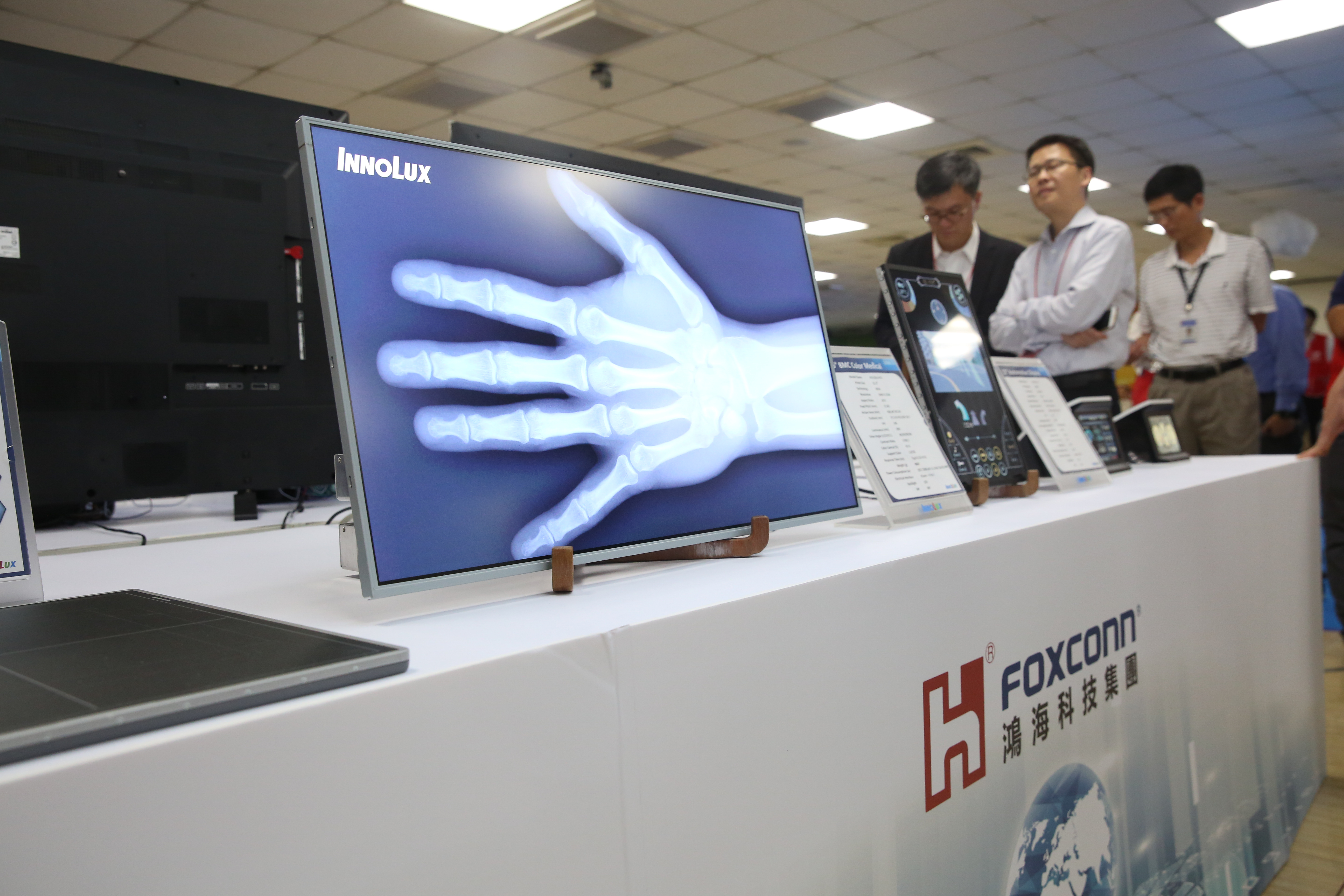 業界盛傳，郭董已經準備兩套劇本，力拚鴻海面板廠在中國上市。