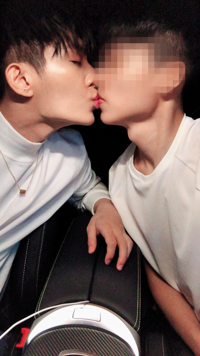 讀者提供炎亞綸和B男在車上的接吻照，甜蜜程度就如同情侶一般。（讀者提供）