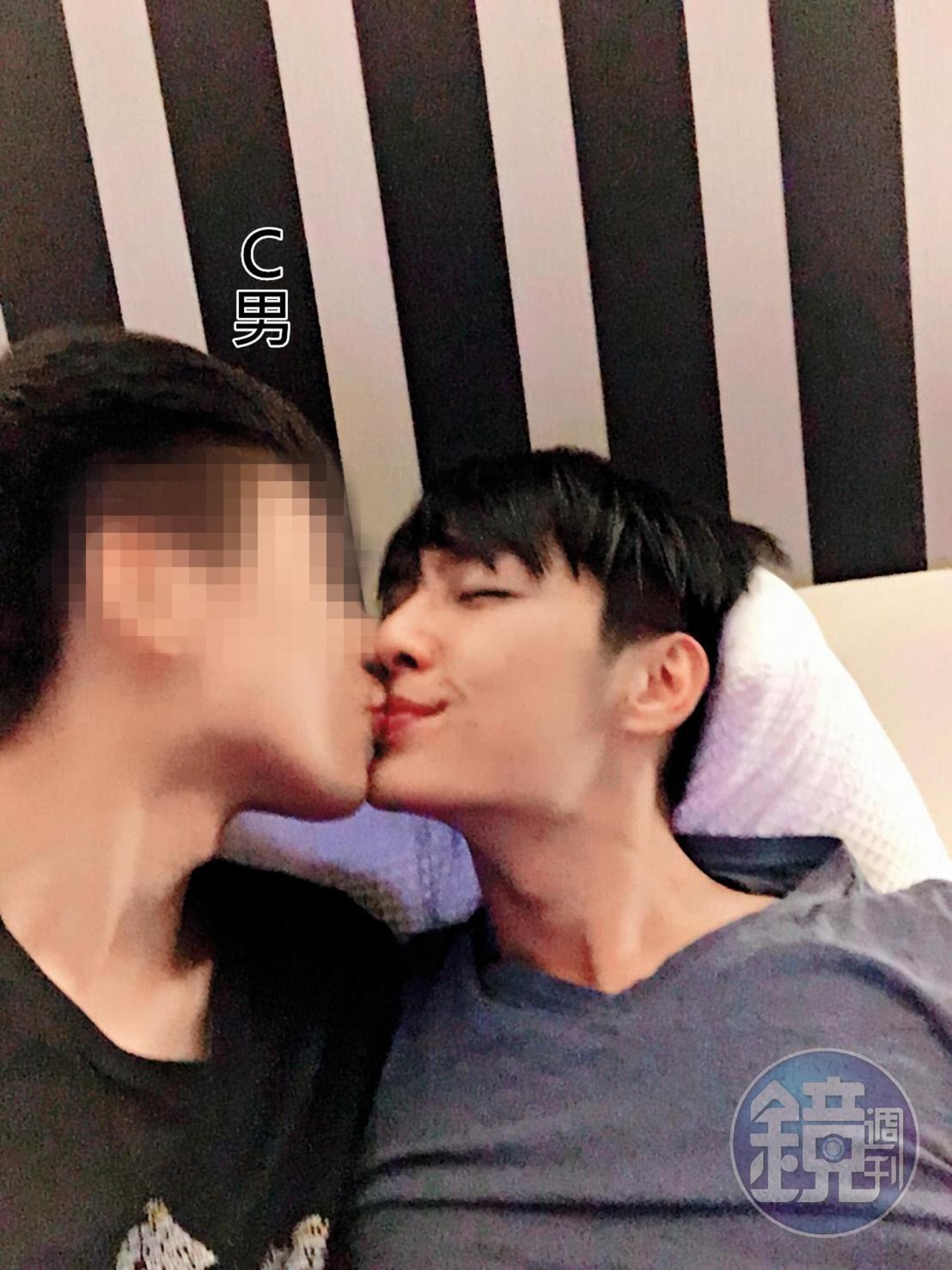 炎亞綸遭爆劈腿的B、C男照片,經過比對相同的壁紙場景,都在炎亞綸家中,因此被發現劈腿。(讀者提供)