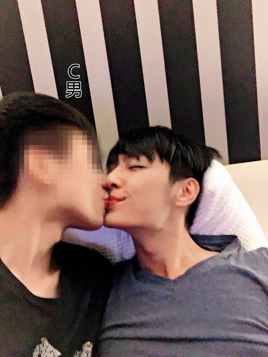 炎亞綸遭爆劈腿的B、C男照片，經過比對相同的壁紙場景，都在炎亞綸家中，因此被發現劈腿。（讀者提供）