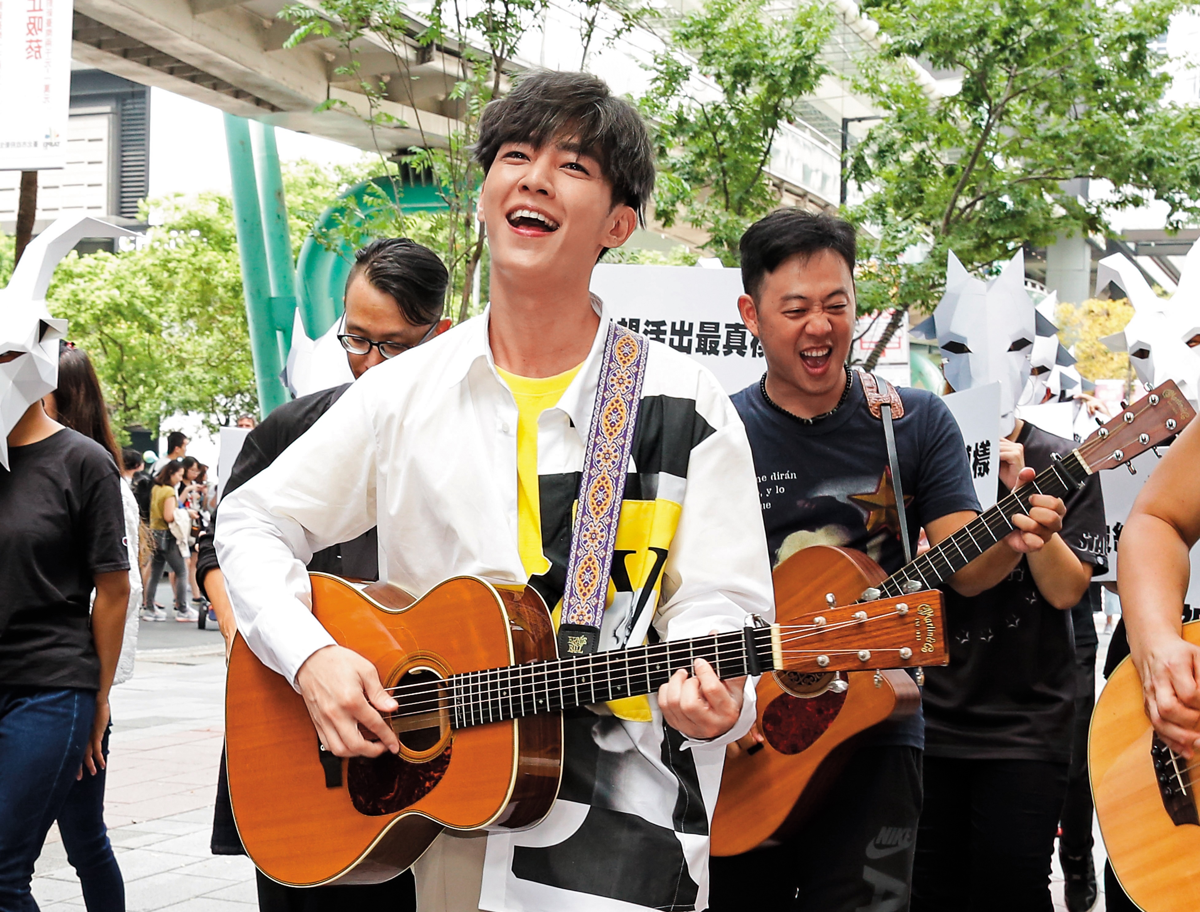 炎亞綸橫跨影視與音樂發展，而他個人的追愛招數，也和偶像劇一樣浪漫。