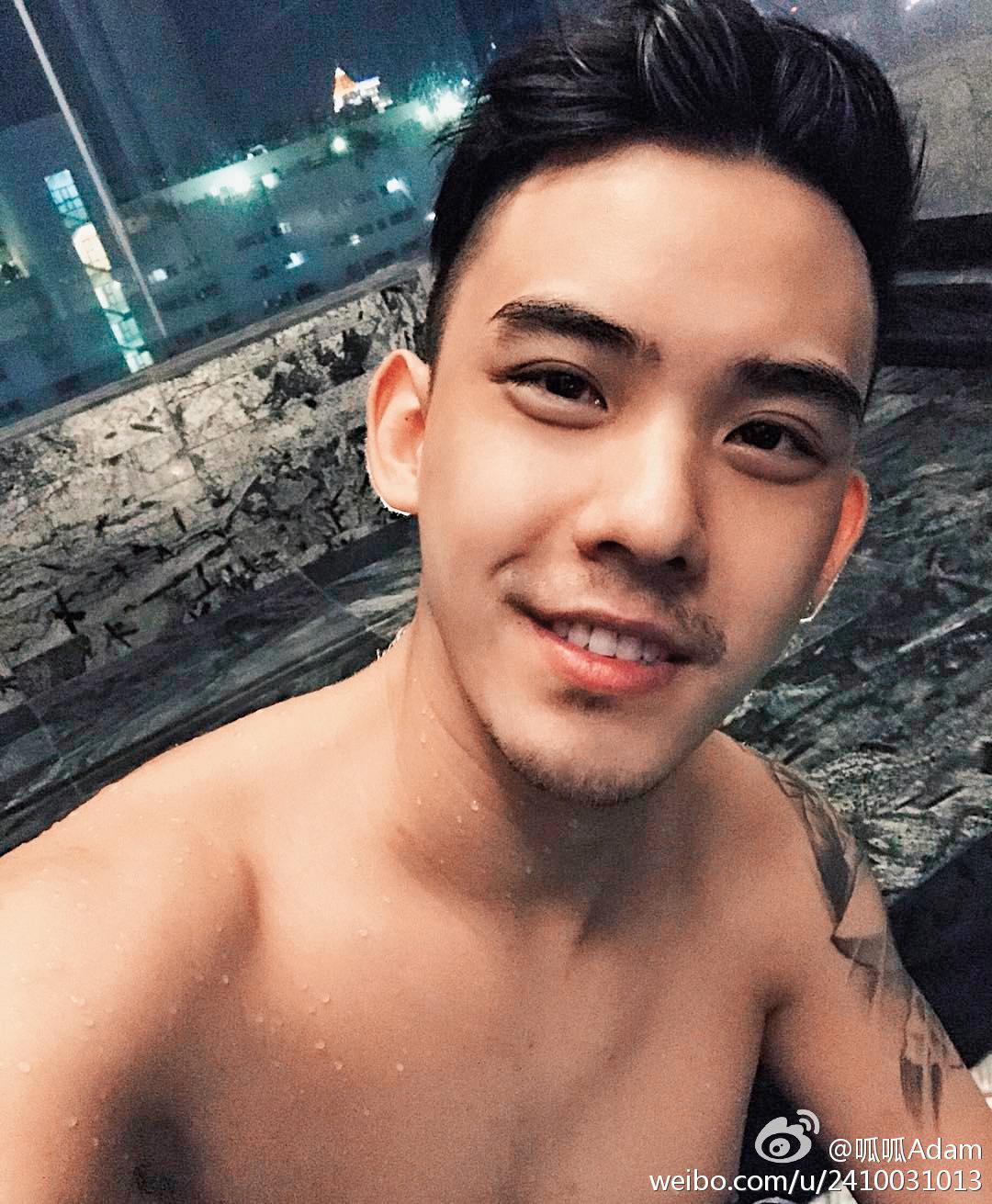 除了阿本出身棒棒堂男孩外，另一位棒棒堂男孩呱呱也曾和炎亞綸傳緋聞。（翻攝自呱呱微博）
