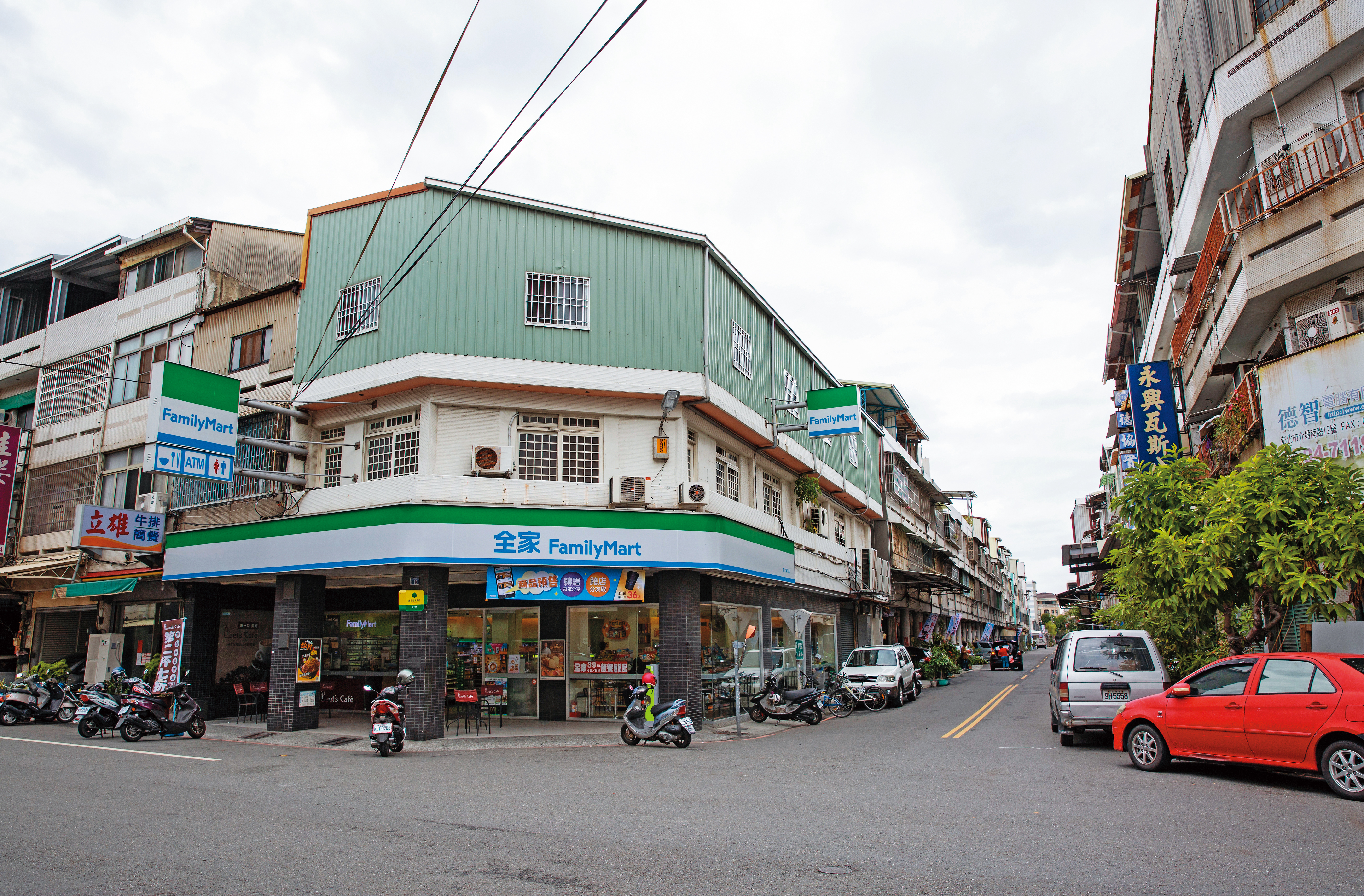 彰化市介壽南路上這家超商就是林姓隨扈栽跟斗的地方。