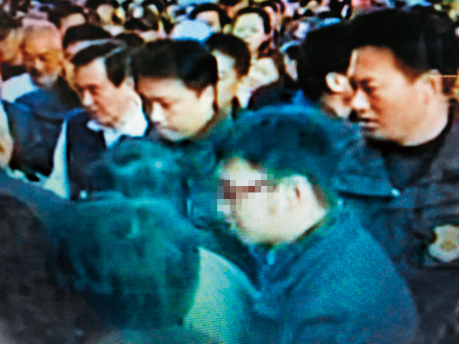 林姓特勤人員（前排戴眼鏡者）曾擔任前總統馬英九的隨扈，過去第一線維安防護牆不乏其身影。（翻攝畫面）